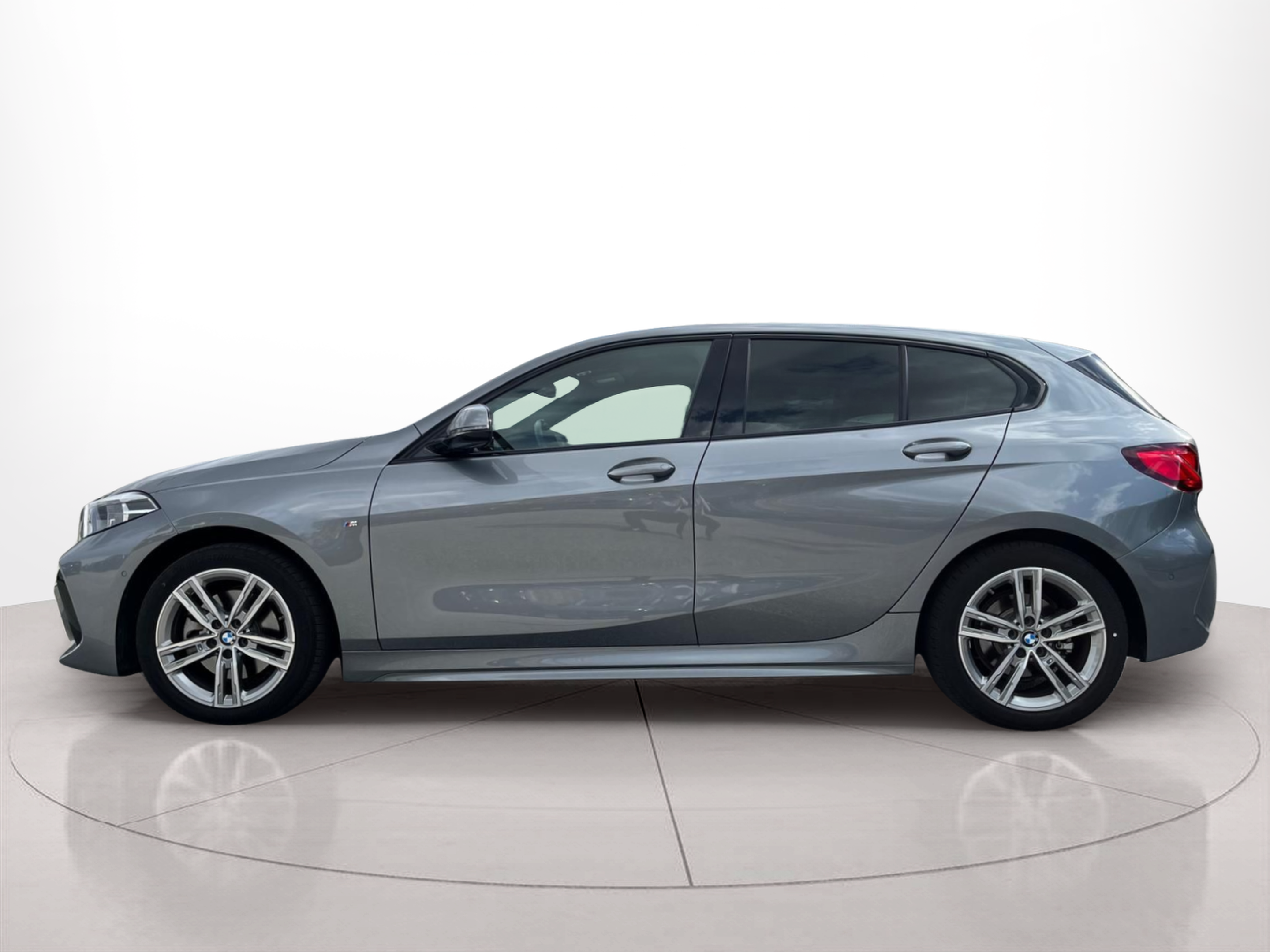 BMW Série 1 116d color Gris. Año 2024. 85KW(116CV). Diesel. En concesionario A MatosCar Guarda - Comércio Automóvel, S.A. de Guarda