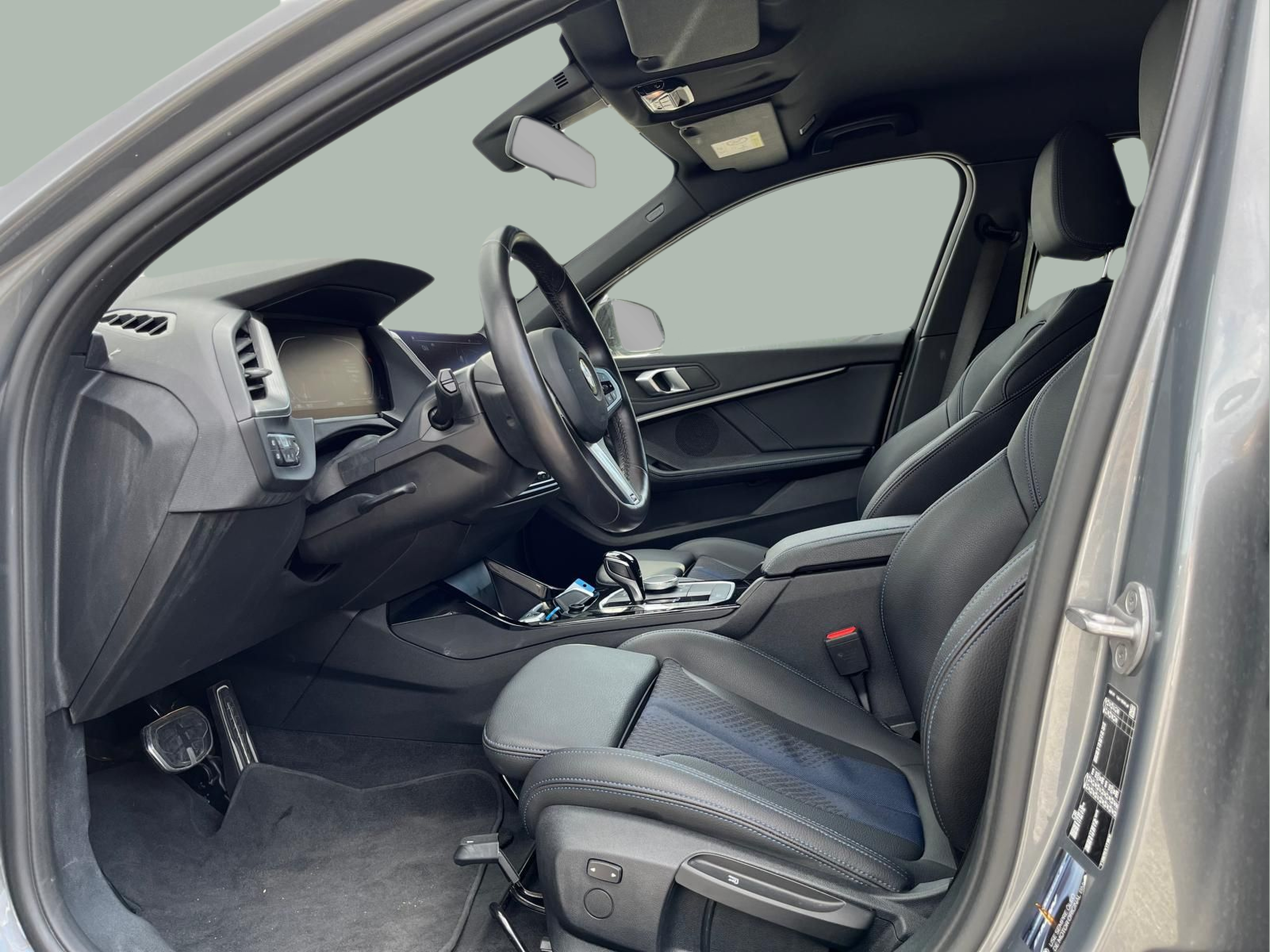 BMW Série 1 116d color Gris. Año 2024. 85KW(116CV). Diesel. En concesionario A MatosCar Guarda - Comércio Automóvel, S.A. de Guarda