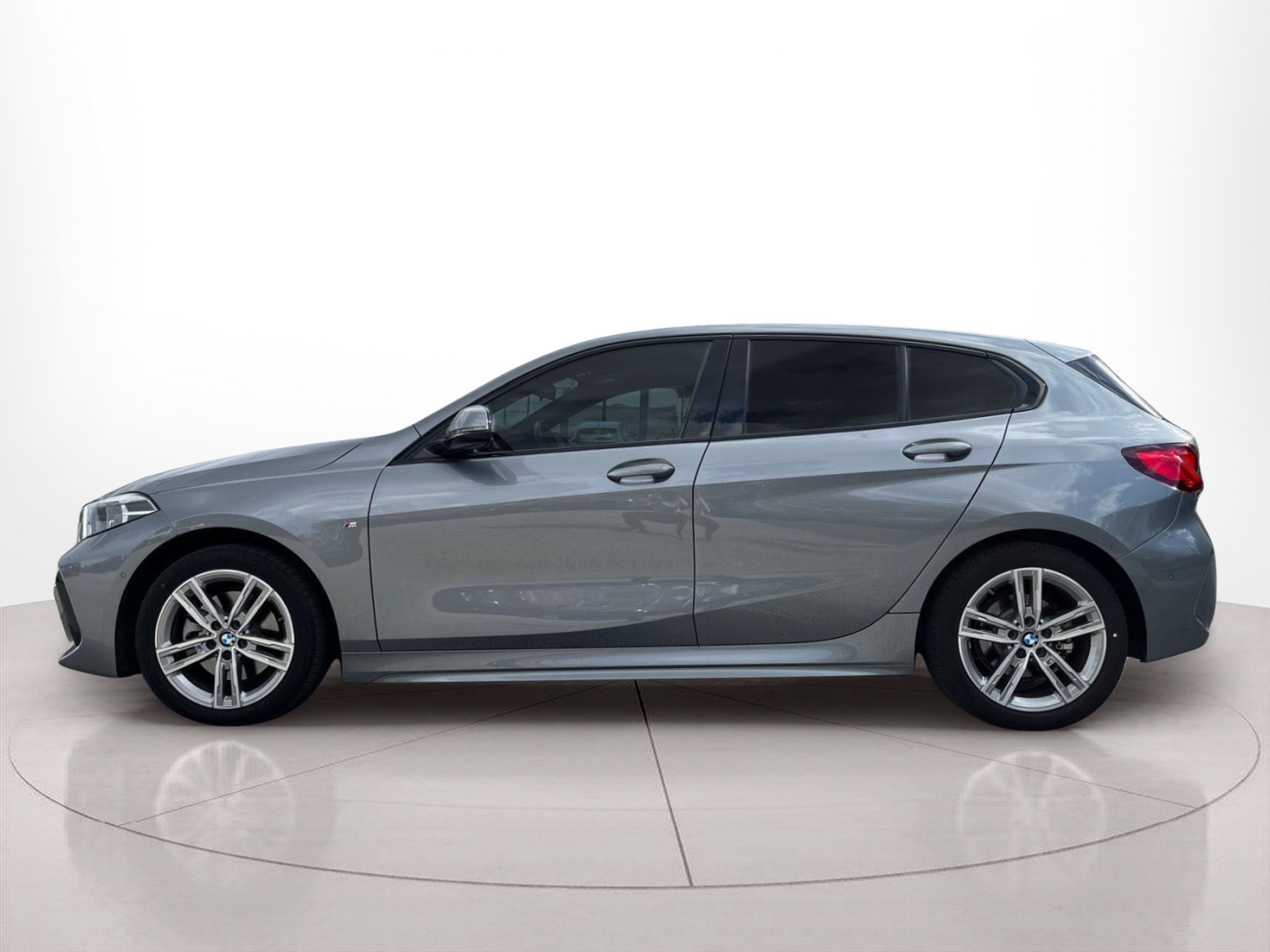 Fotos de BMW Série 1 116d color Gris. Año 2024. 85KW(116CV). Diesel. En concesionario A MatosCar Guarda - Comércio Automóvel, S.A. de Guarda