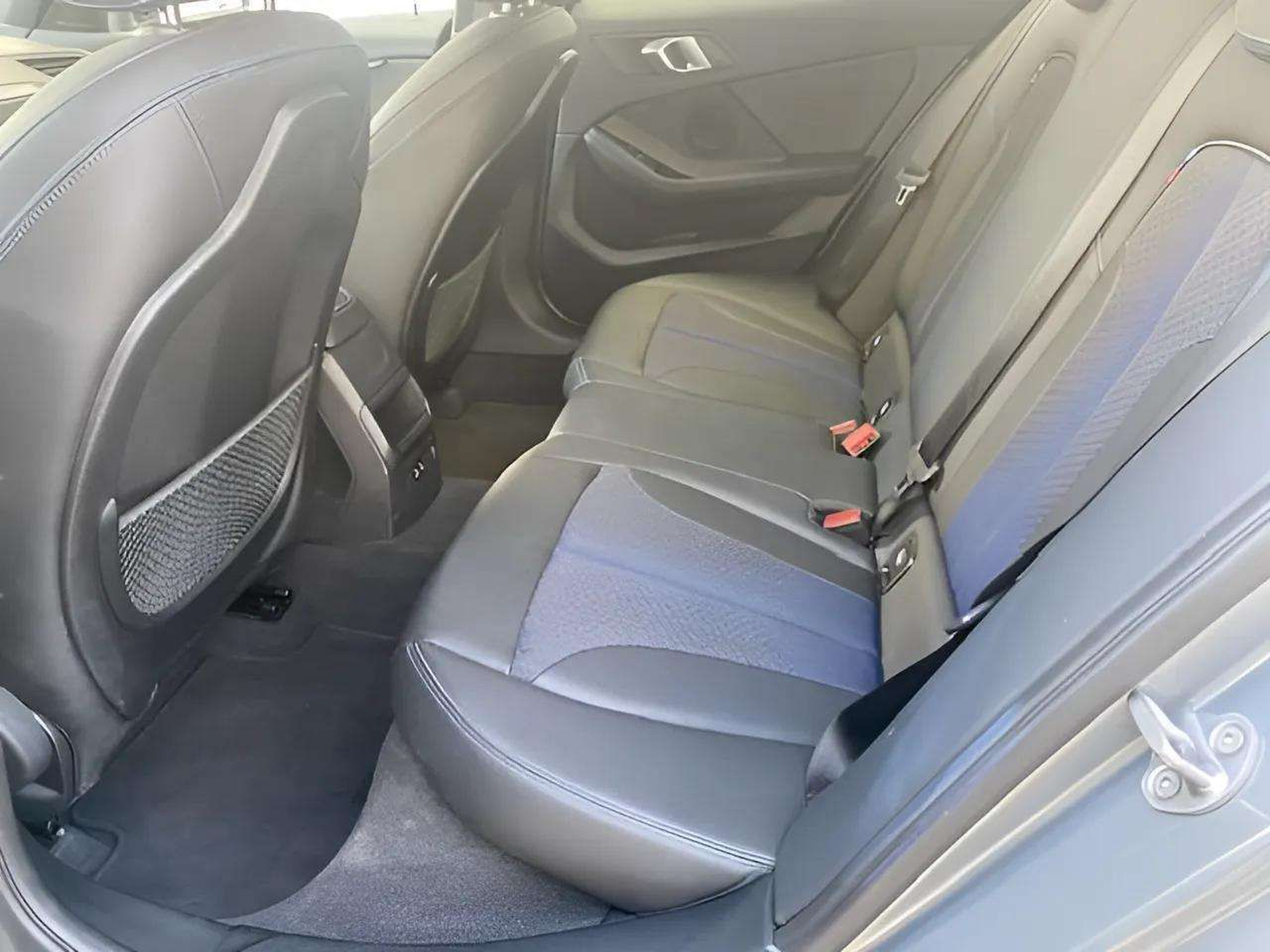 BMW Série 1 116d color Gris. Año 2024. 85KW(116CV). Diesel. En concesionario A MatosCar Guarda - Comércio Automóvel, S.A. de Guarda