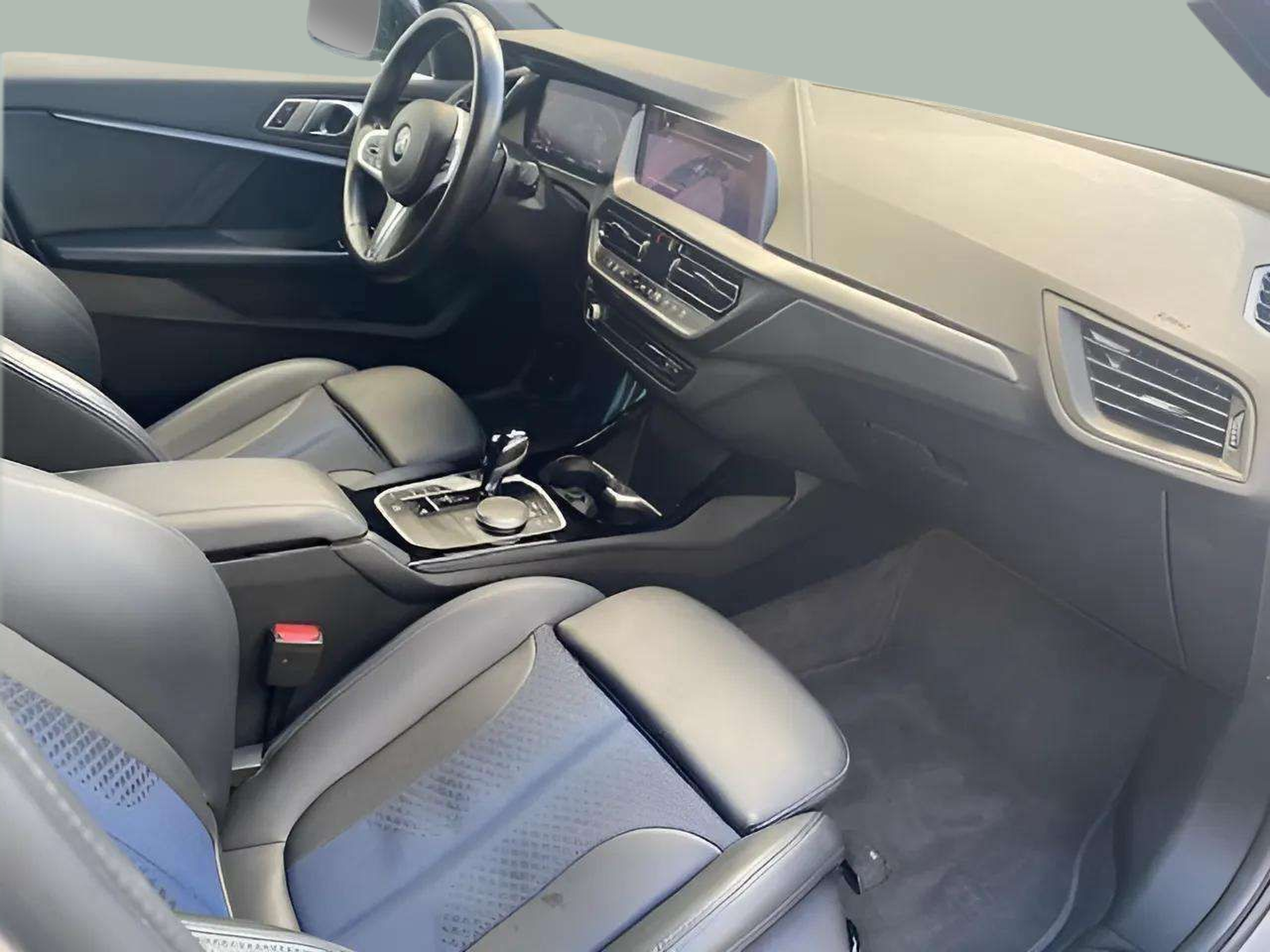 BMW Série 1 116d color Gris. Año 2024. 85KW(116CV). Diesel. En concesionario A MatosCar Guarda - Comércio Automóvel, S.A. de Guarda