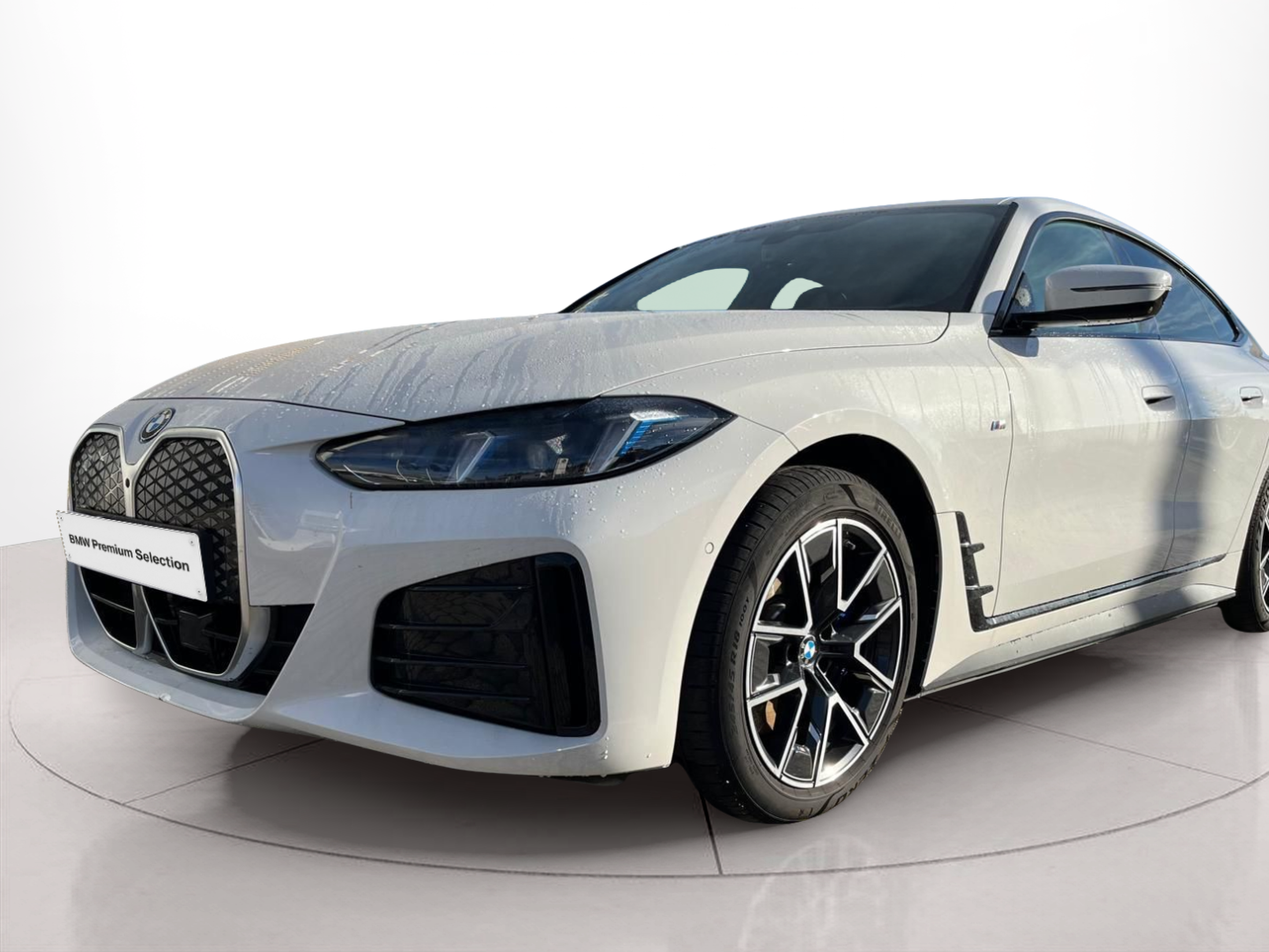 Fotos de BMW i4 i4 eDrive40 color Blanco. Año 2025. 250KW(340CV). Elétrico. En concesionario A MatosCar Évora - Comércio Automóvel, S.A. de Évora