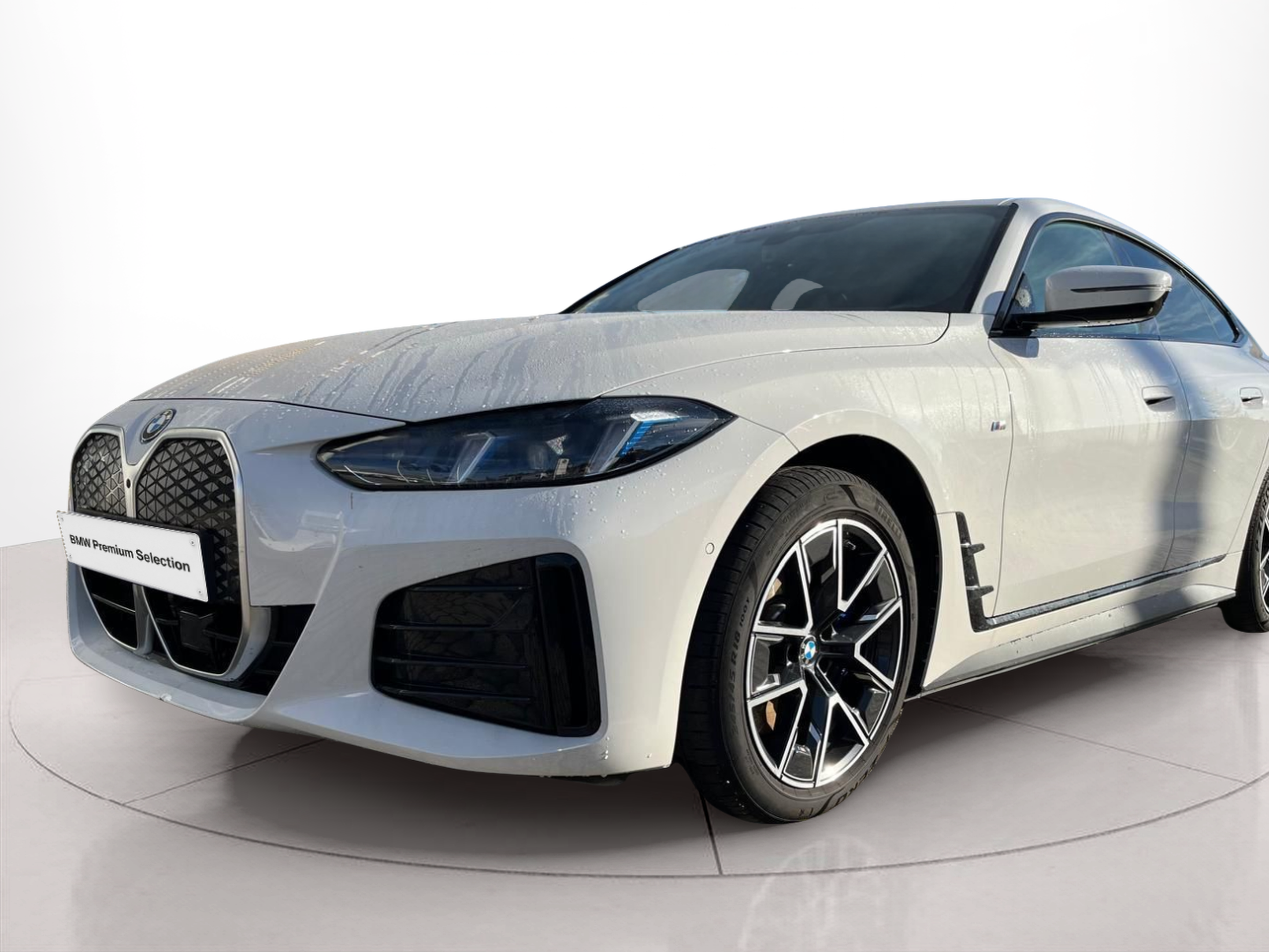 Fotos de BMW i4 i4 eDrive40 color Blanco. Año 2025. 250KW(340CV). Elétrico. En concesionario A MatosCar Évora - Comércio Automóvel, S.A. de Évora