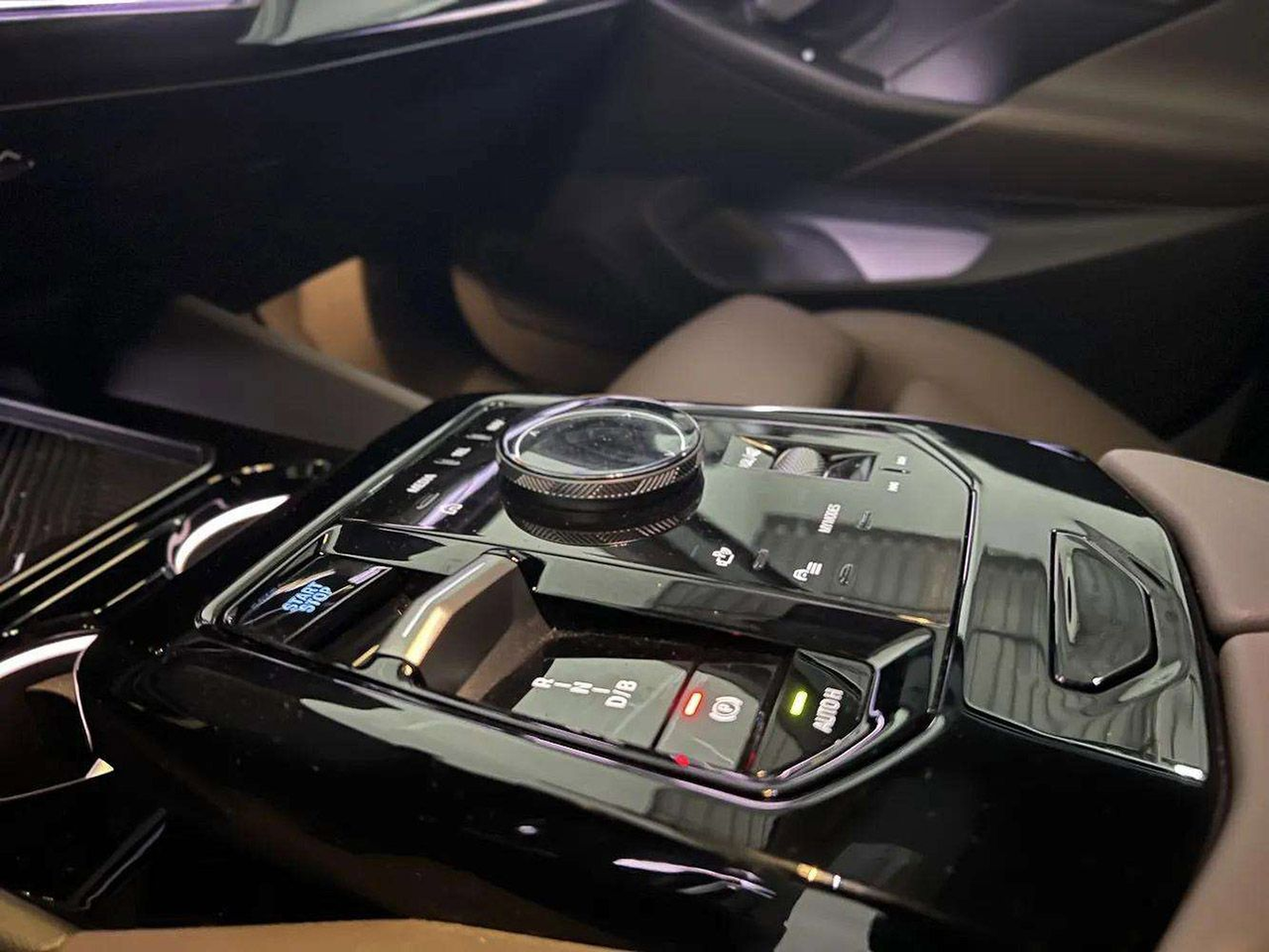 BMW i5 eDrive40 color Verde. Año 2025. 250KW(340CV). Elétrico. En concesionario A MatosCar Évora - Comércio Automóvel, S.A. de Évora