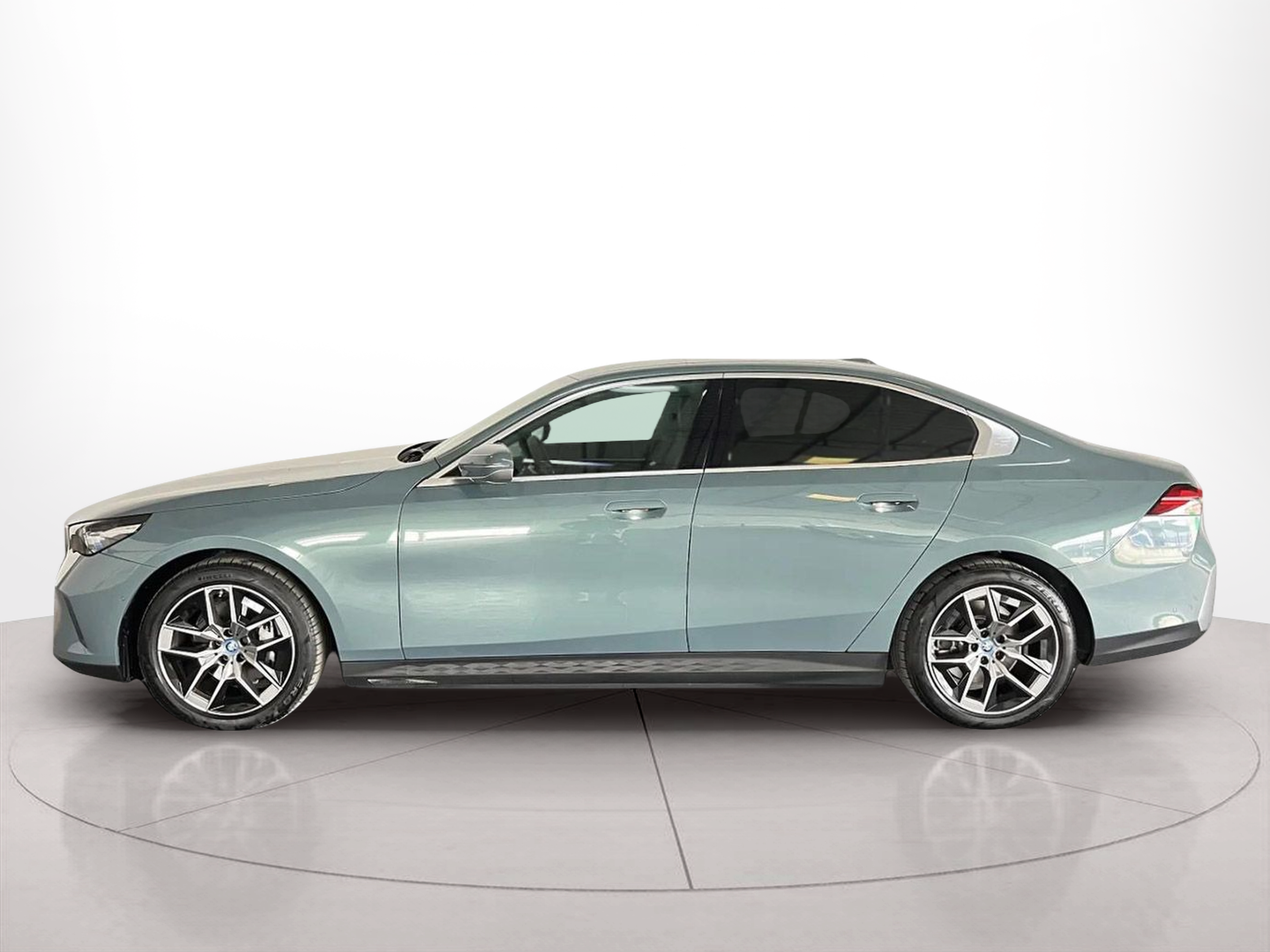 Fotos de BMW i5 eDrive40 color Verde. Año 2025. 250KW(340CV). Elétrico. En concesionario A MatosCar Évora - Comércio Automóvel, S.A. de Évora