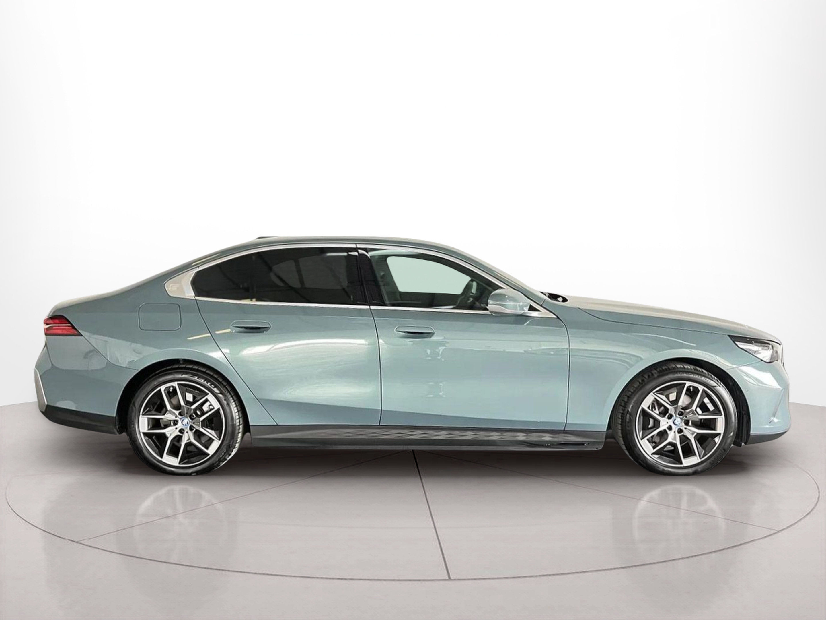 BMW i5 eDrive40 color Verde. Año 2025. 250KW(340CV). Elétrico. En concesionario A MatosCar Évora - Comércio Automóvel, S.A. de Évora