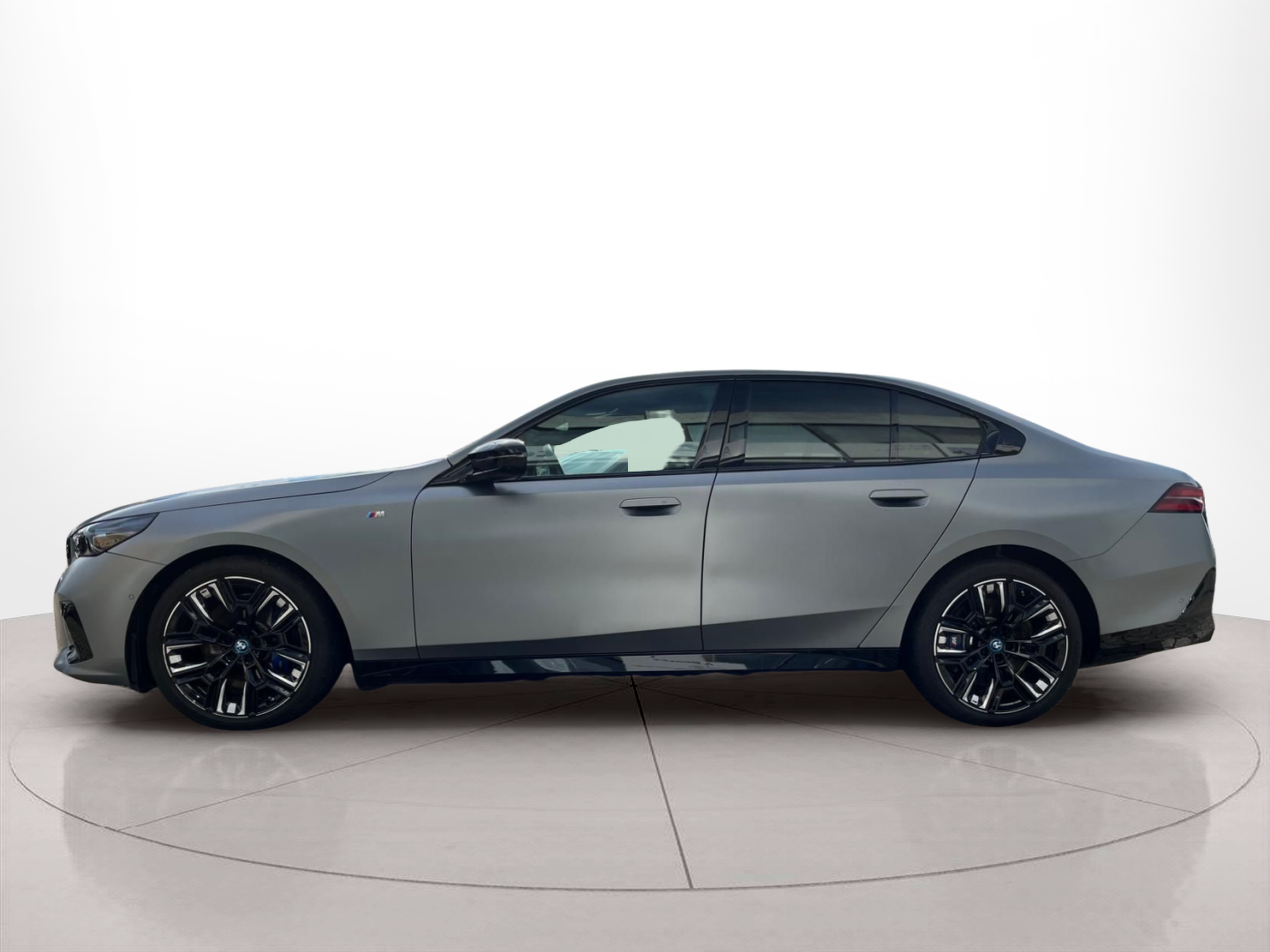 Fotos de BMW i5 M60 color Gris. Año 2025. 442KW(601CV). Elétrico. En concesionario A MatosCar Guarda - Comércio Automóvel, S.A. de Guarda