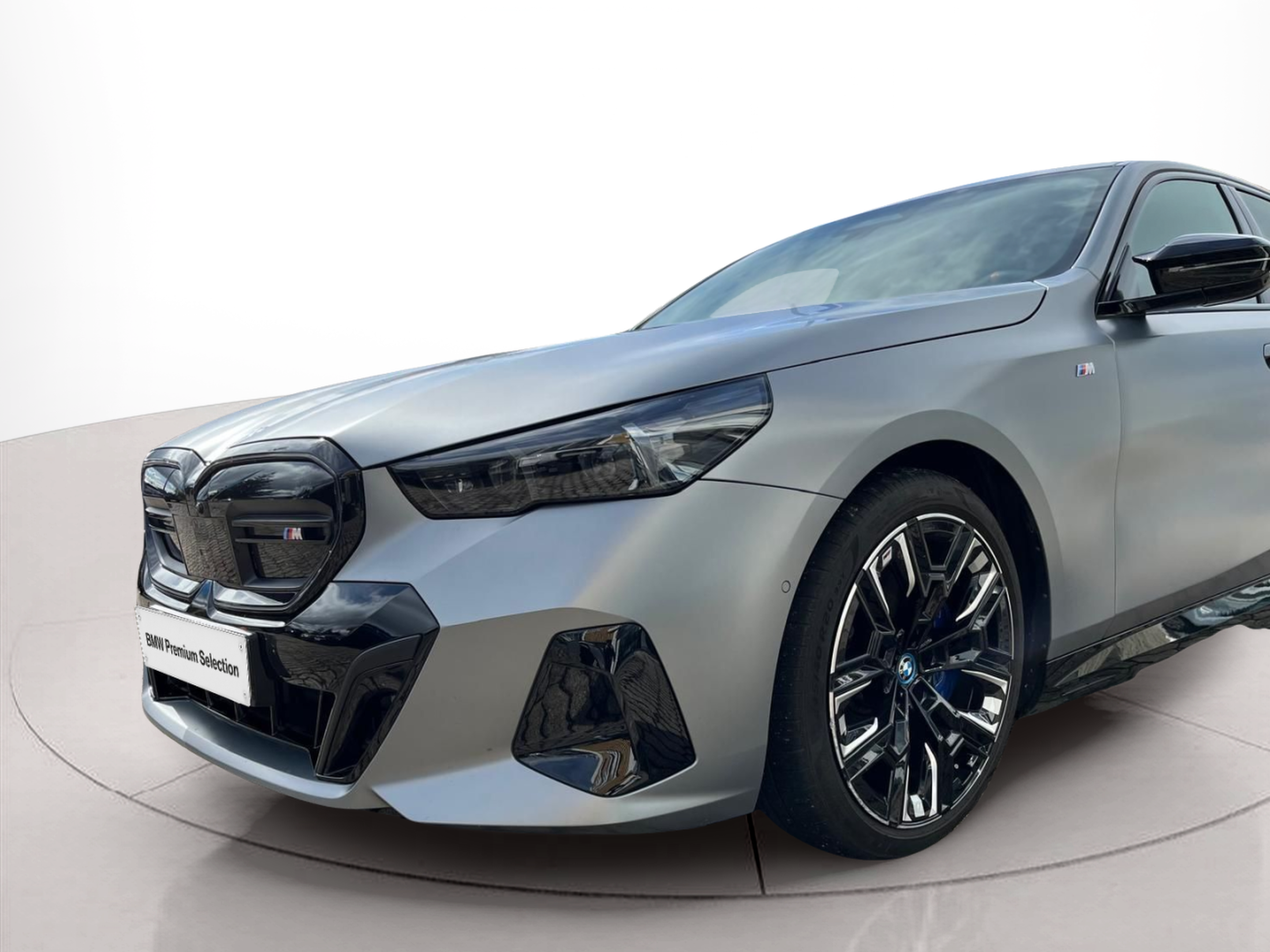 Fotos de BMW i5 M60 color Gris. Año 2025. 442KW(601CV). Elétrico. En concesionario A MatosCar Guarda - Comércio Automóvel, S.A. de Guarda