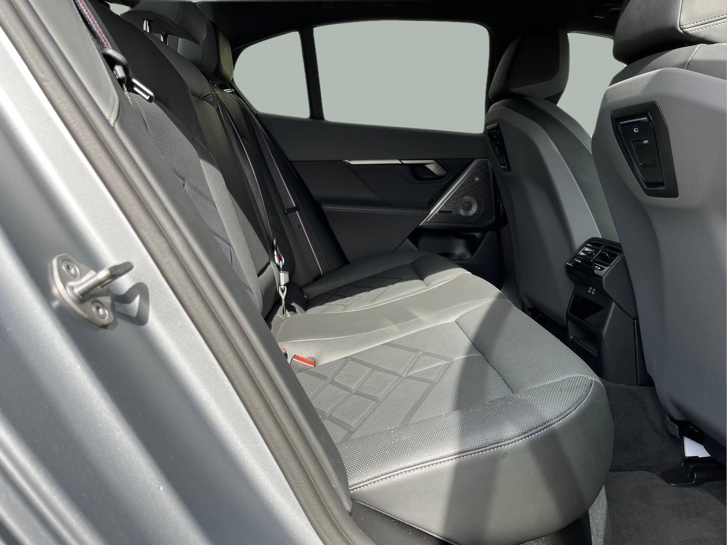 BMW i5 M60 color Gris. Año 2025. 442KW(601CV). Elétrico. En concesionario A MatosCar Guarda - Comércio Automóvel, S.A. de Guarda