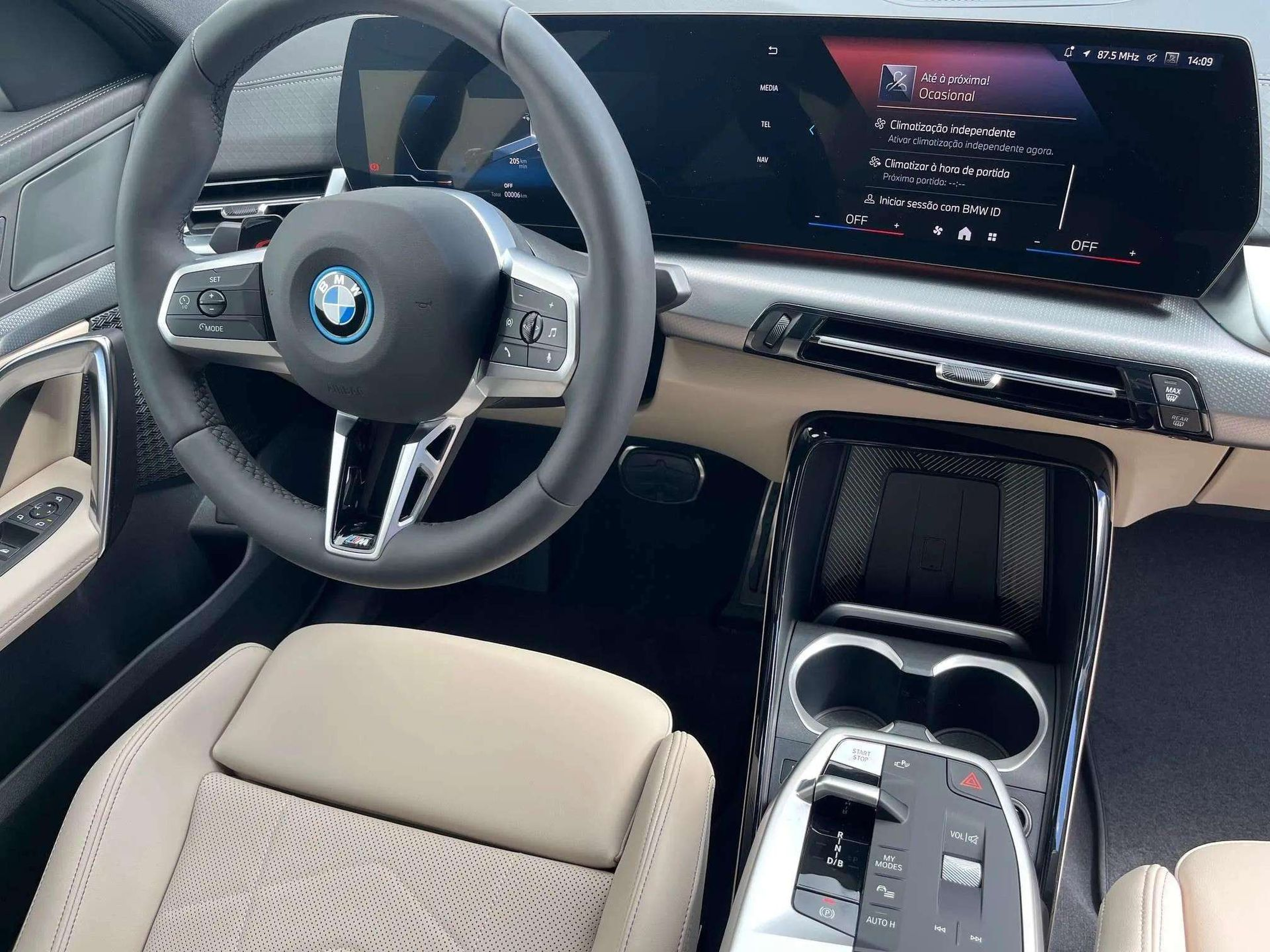 BMW iX2 eDrive20 color Negro. Año 2025. 150KW(204CV). Elétrico. En concesionario A MatosCar Guarda - Comércio Automóvel, S.A. de Guarda
