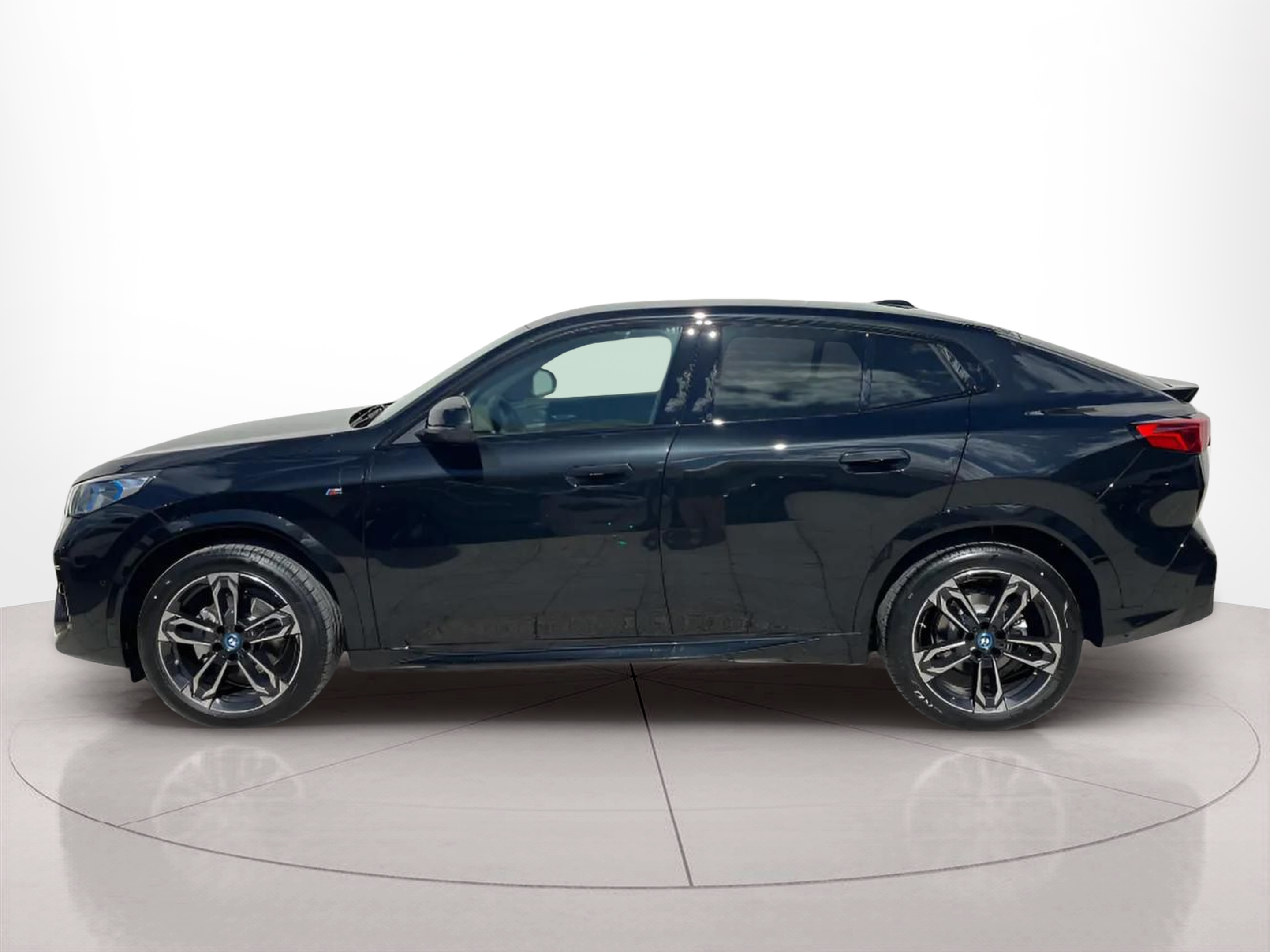 BMW iX2 eDrive20 color Negro. Año 2025. 150KW(204CV). Elétrico. En concesionario A MatosCar Guarda - Comércio Automóvel, S.A. de Guarda