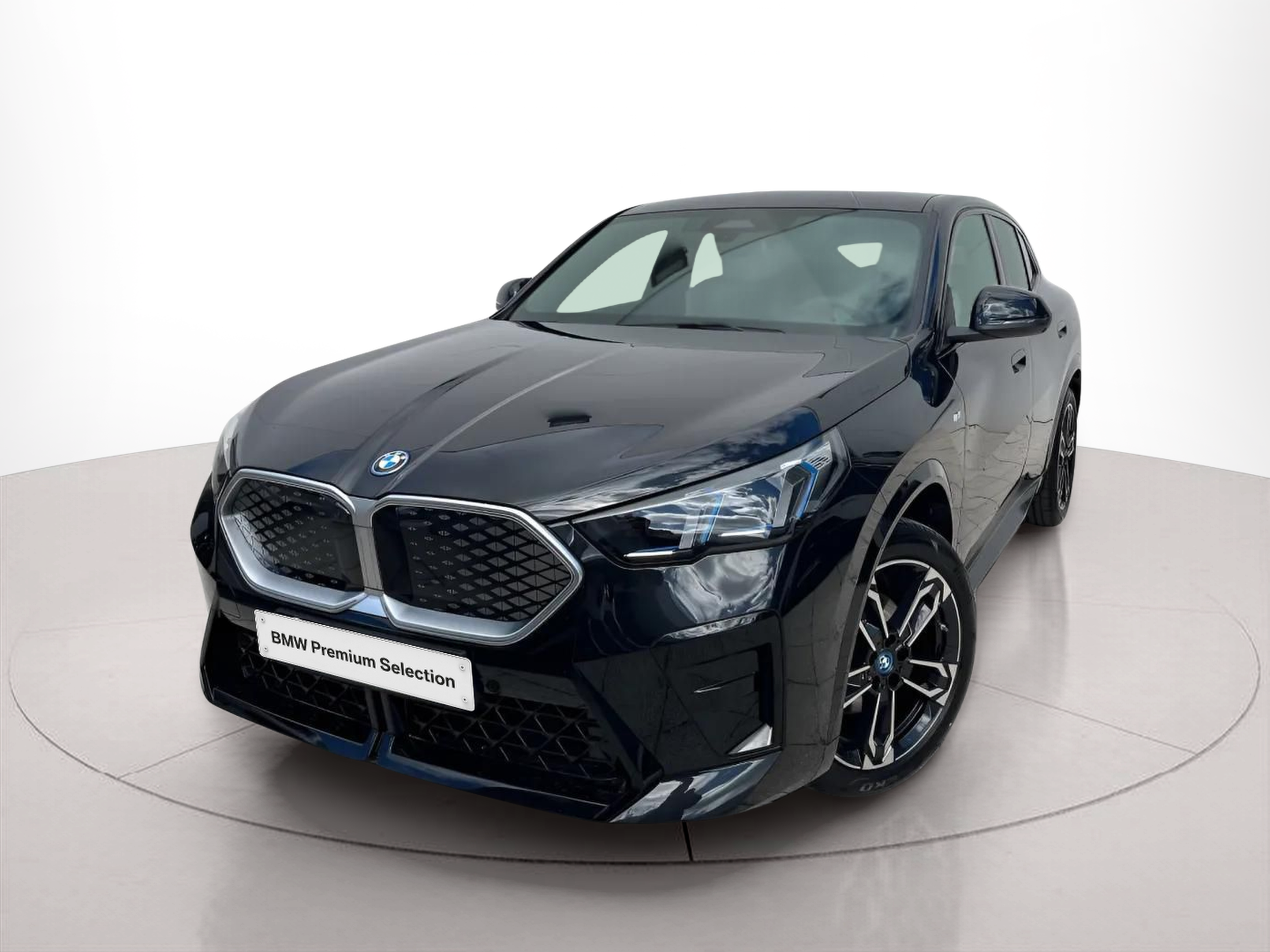 Fotos de BMW iX2 eDrive20 color Negro. Año 2025. 150KW(204CV). Elétrico. En concesionario A MatosCar Guarda - Comércio Automóvel, S.A. de Guarda