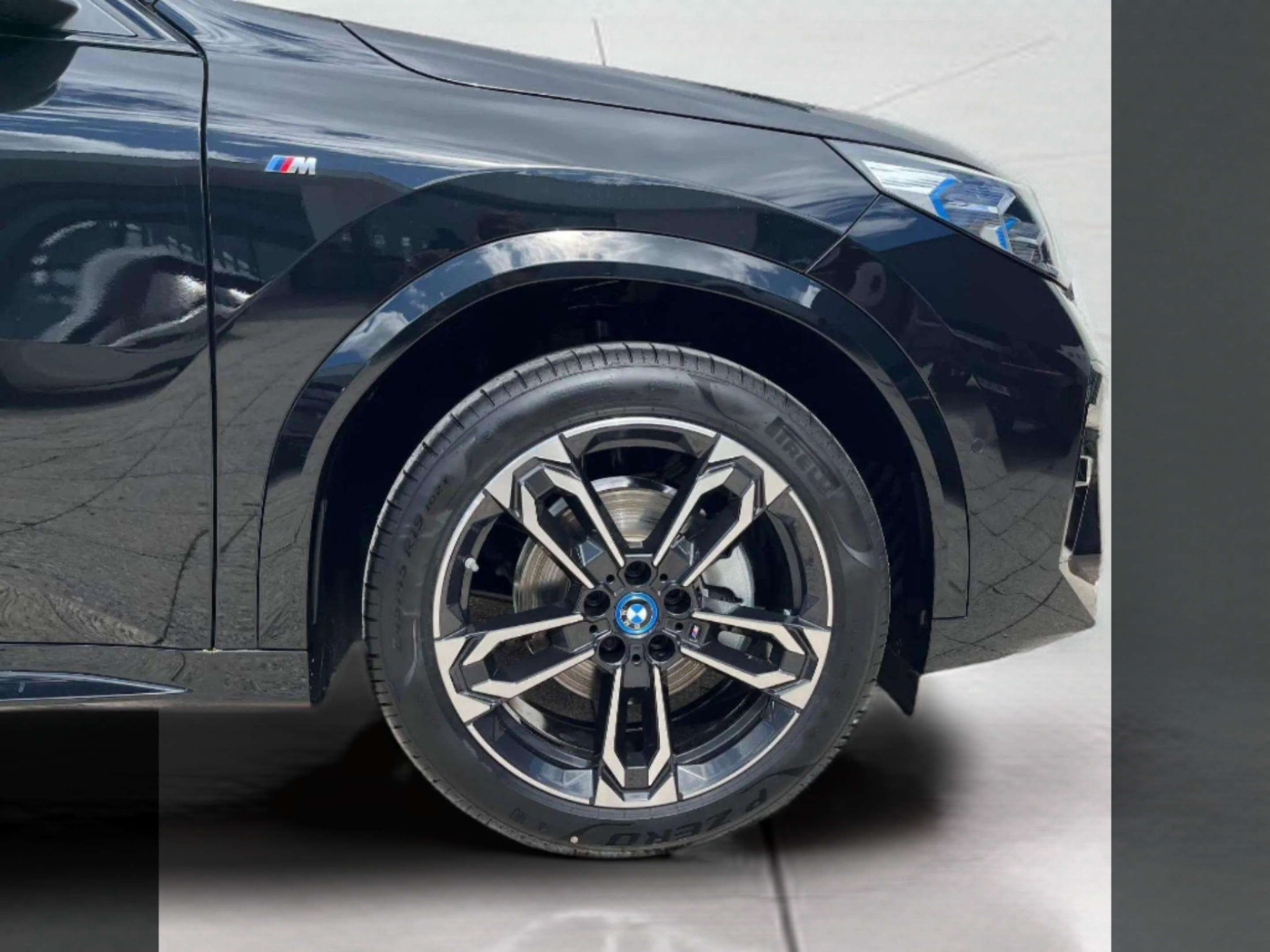 BMW iX2 eDrive20 color Negro. Año 2025. 150KW(204CV). Elétrico. En concesionario A MatosCar Guarda - Comércio Automóvel, S.A. de Guarda