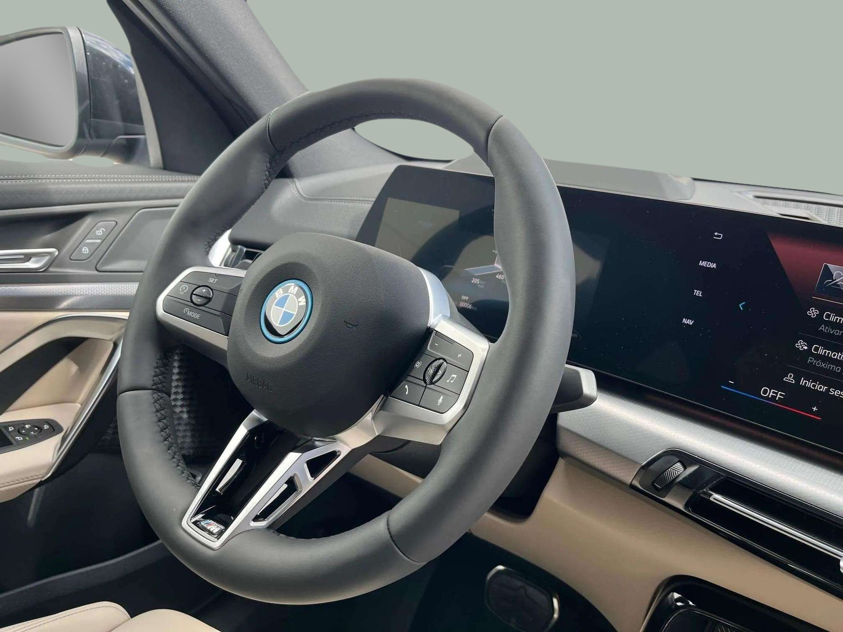 BMW iX2 eDrive20 color Negro. Año 2025. 150KW(204CV). Elétrico. En concesionario A MatosCar Guarda - Comércio Automóvel, S.A. de Guarda