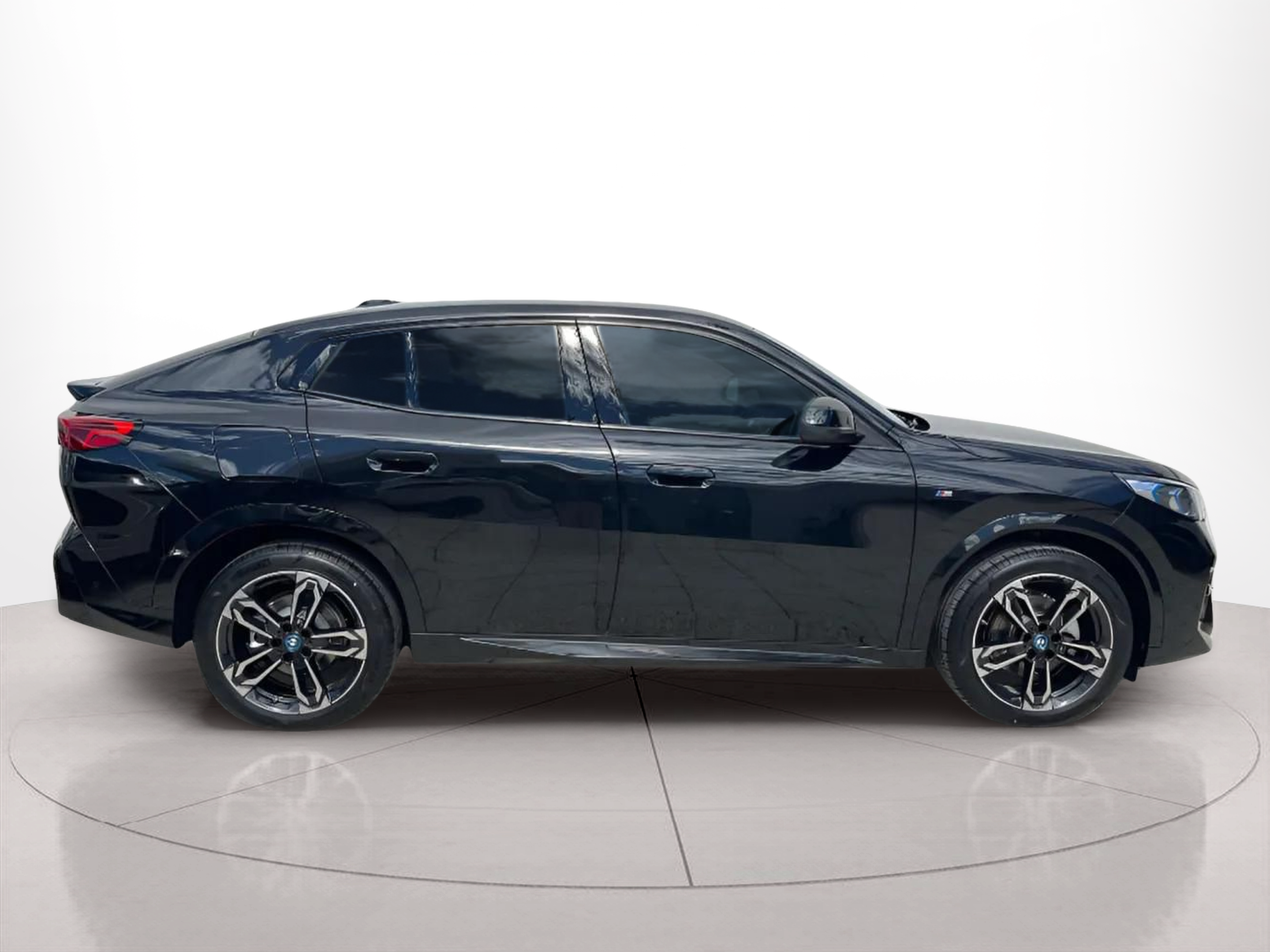 BMW iX2 eDrive20 color Negro. Año 2025. 150KW(204CV). Elétrico. En concesionario A MatosCar Guarda - Comércio Automóvel, S.A. de Guarda