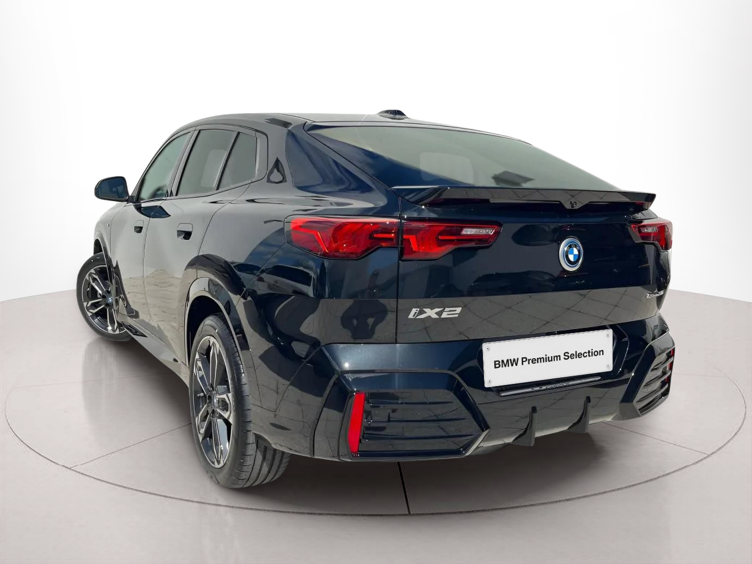 BMW iX2 eDrive20 color Negro. Año 2025. 150KW(204CV). Elétrico. En concesionario A MatosCar Guarda - Comércio Automóvel, S.A. de Guarda