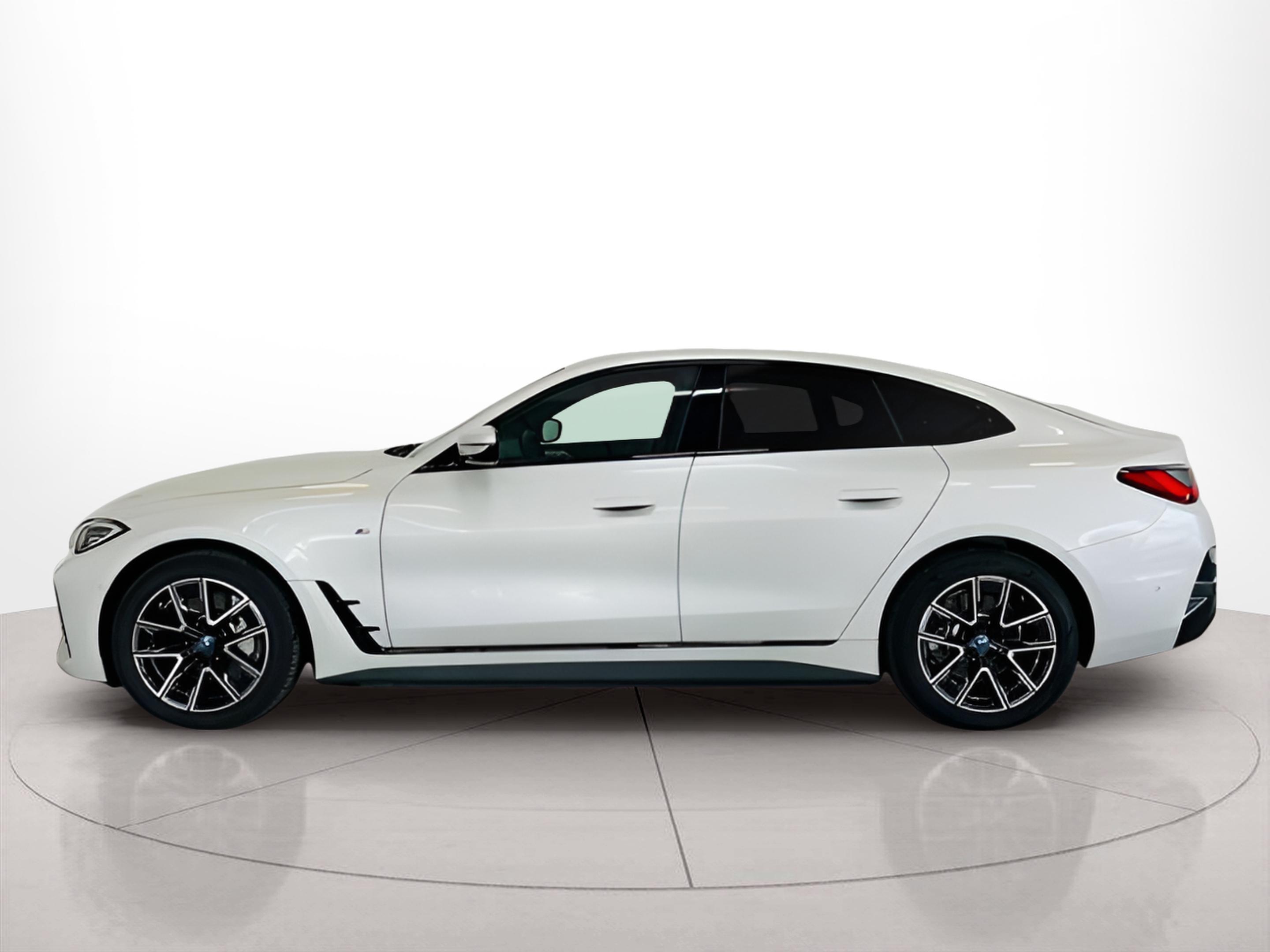 Fotos de BMW i4 i4 eDrive40 color Blanco. Año 2023. 250KW(340CV). Elétrico. En concesionario A MatosCar Évora - Comércio Automóvel, S.A. de Évora