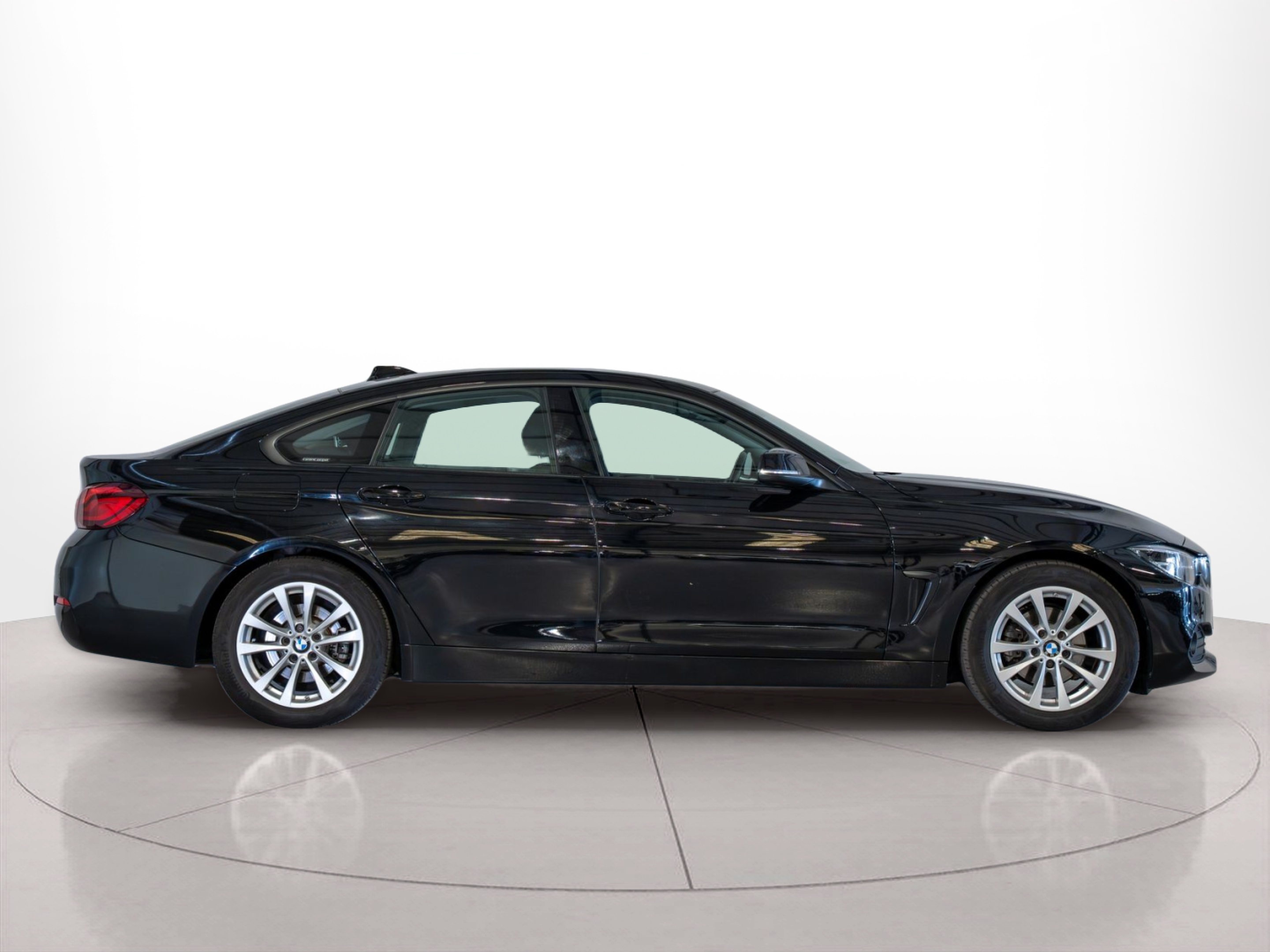 Fotos de BMW Série 4 418d Gran Coupe color Negro. Año 2021. 110KW(150CV). Diesel. En concesionario Aníbal Carvalho & Filhos, S.A. de Santarém