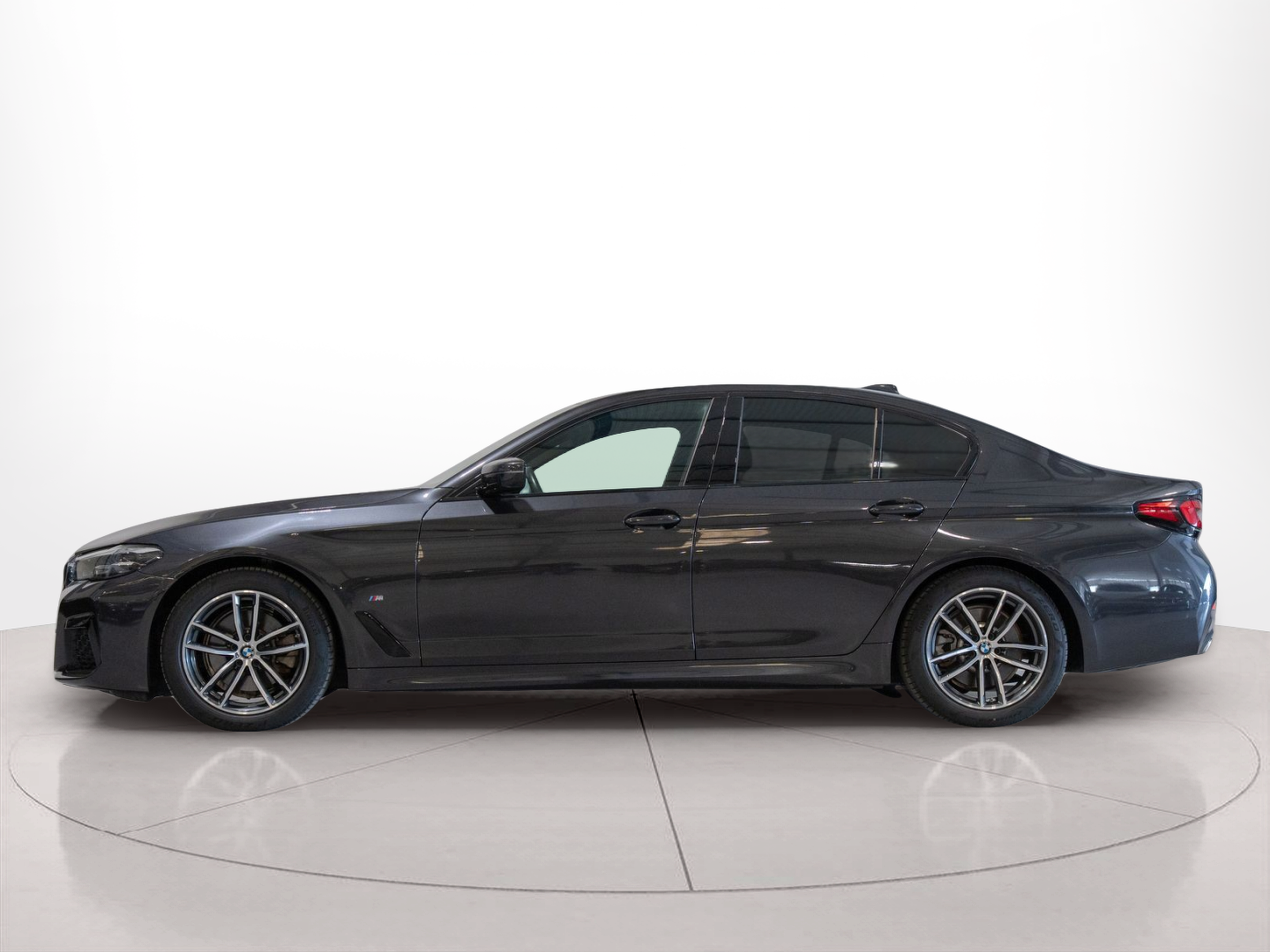 Fotos de BMW Série 5 520d Berlina color Gris. Año 2023. 140KW(190CV). Diesel. En concesionario Aníbal Carvalho & Filhos, S.A. de Santarém