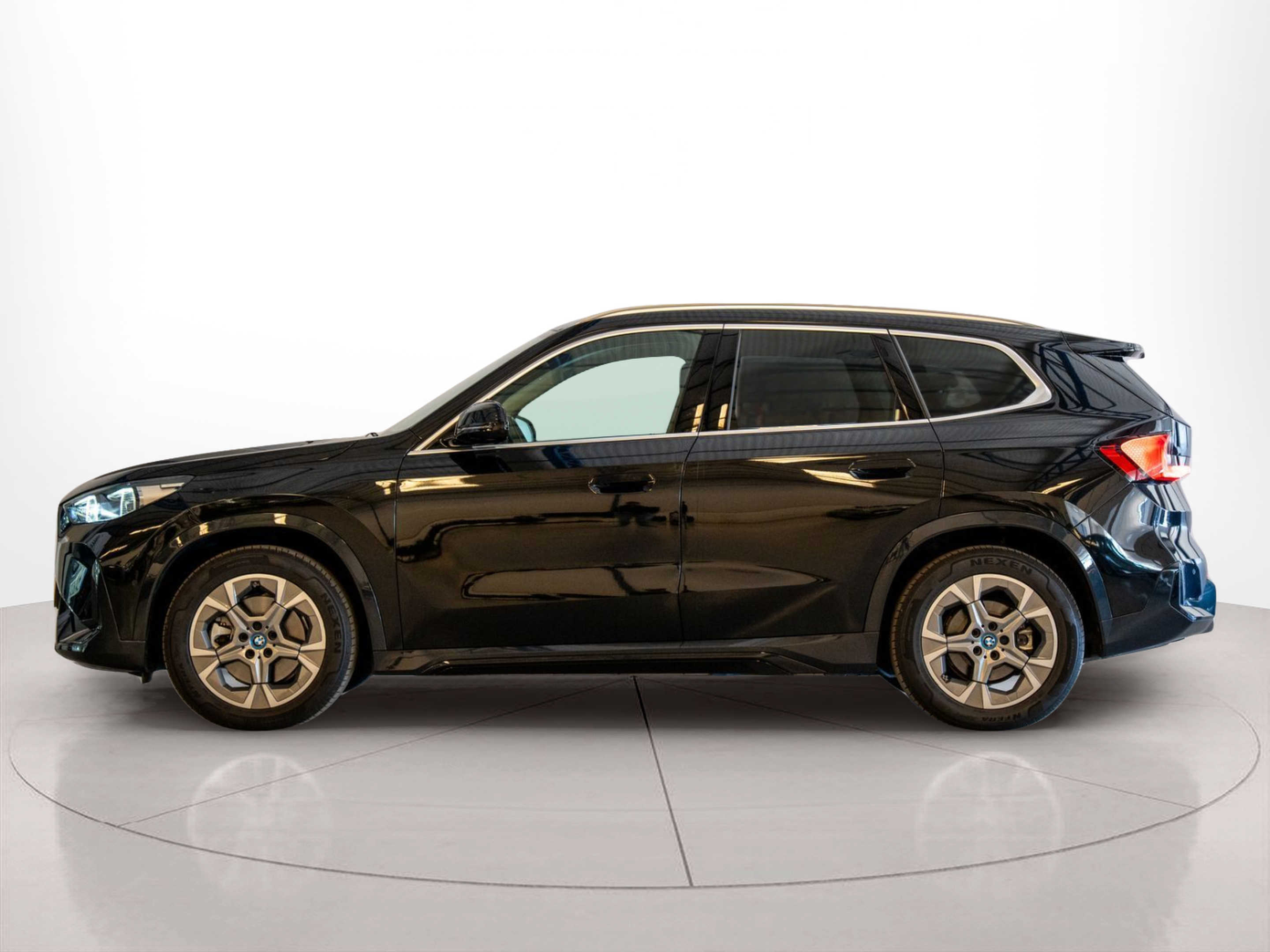 Fotos de BMW iX1 xDrive30 color Negro. Año 2023. 230KW(313CV). Elétrico. En concesionario Aníbal Carvalho & Filhos, S.A. de Santarém