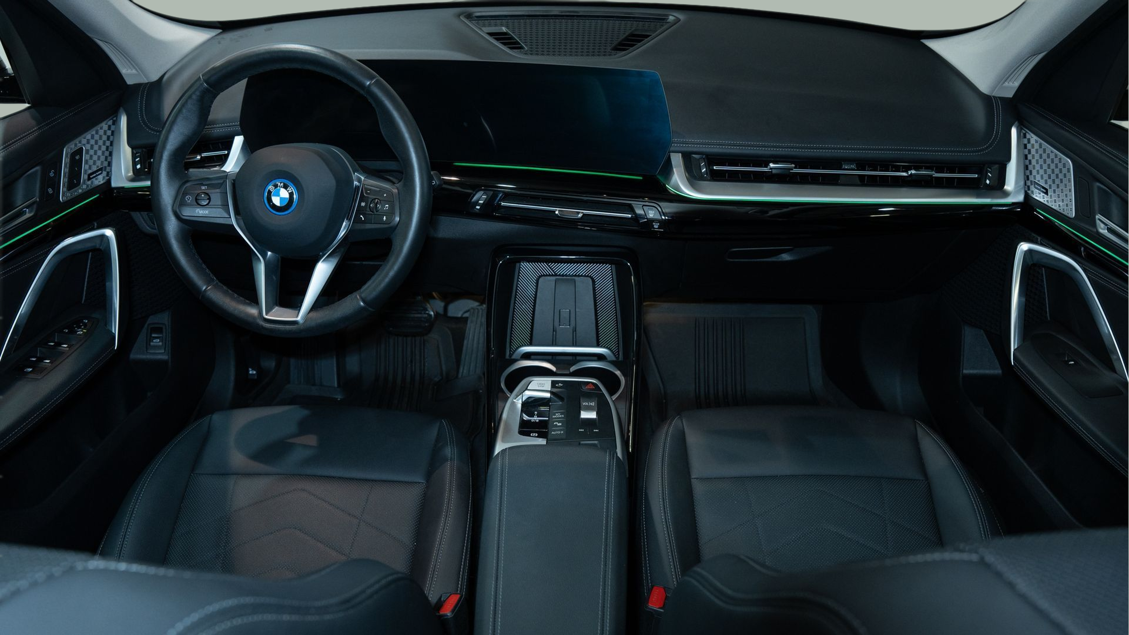 BMW iX1 xDrive30 color Negro. Año 2023. 230KW(313CV). Elétrico. En concesionario Aníbal Carvalho & Filhos, S.A. de Santarém