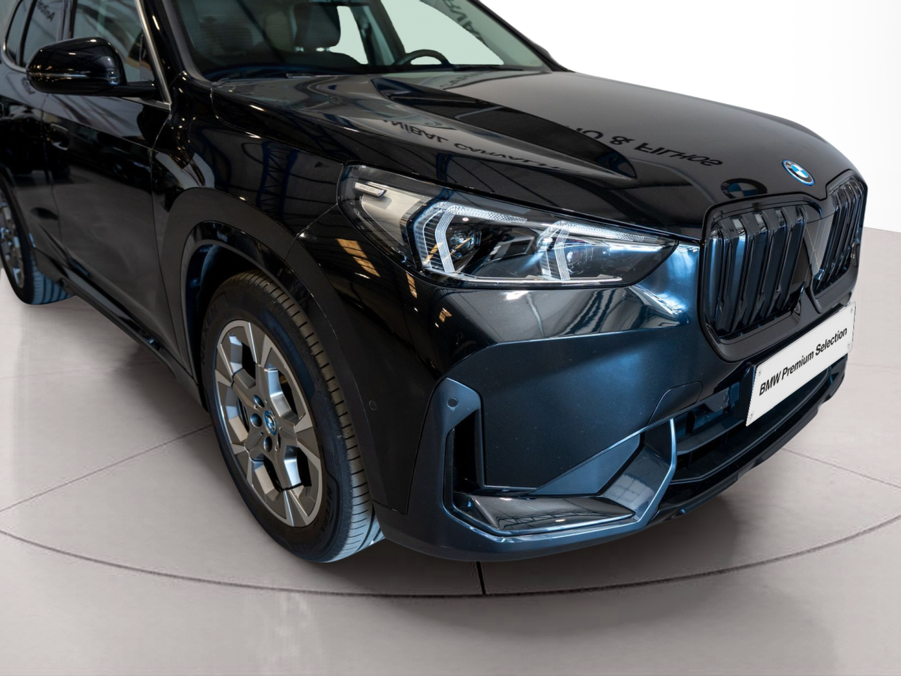 BMW iX1 xDrive30 color Negro. Año 2023. 230KW(313CV). Elétrico. En concesionario Aníbal Carvalho & Filhos, S.A. de Santarém
