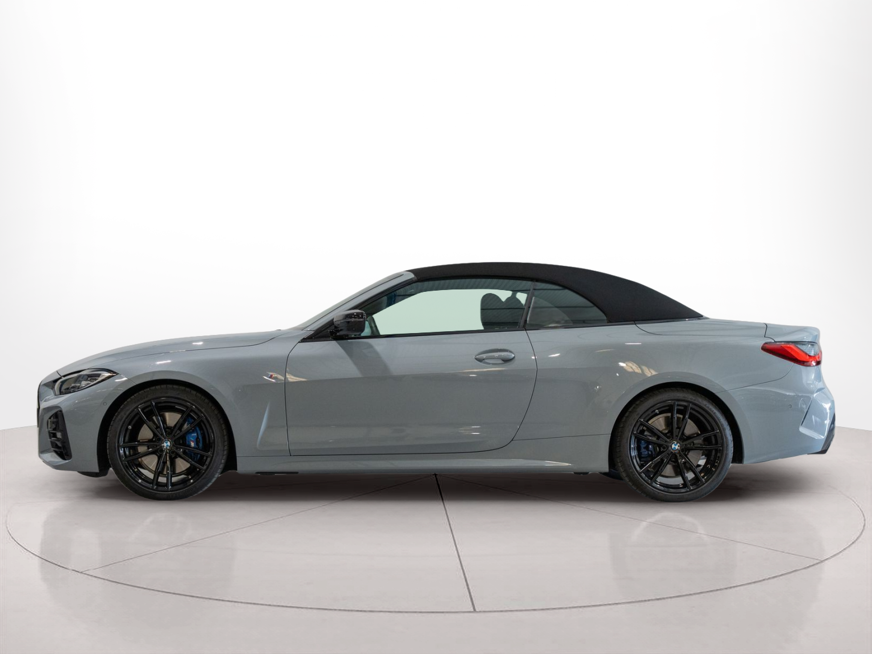 Fotos de BMW Série 4 420d Cabrio color Gris. Año 2024. 140KW(190CV). Diesel. En concesionario Aníbal Carvalho & Filhos, S.A. de Santarém