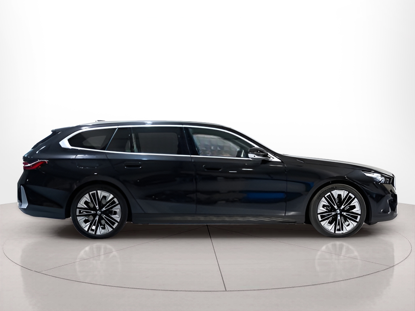 Fotos de BMW Série 5 520d Touring color Negro. Año 2024. 145KW(197CV). Diesel. En concesionario Aníbal Carvalho & Filhos, S.A. de Santarém