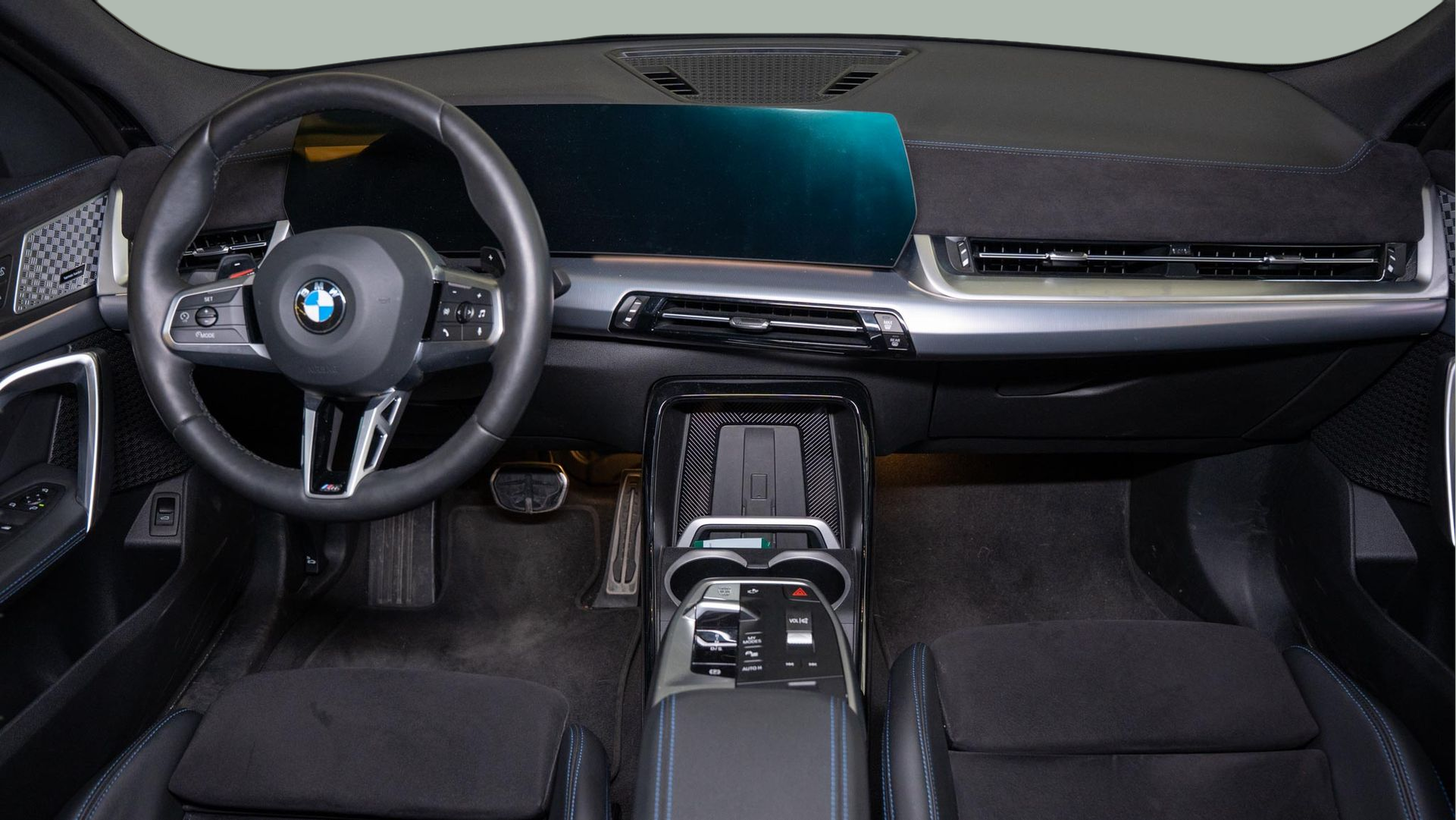 BMW X2 sDrive18d color Azul. Año 2024. 110KW(150CV). Diesel. En concesionario Aníbal Carvalho & Filhos, S.A. de Santarém