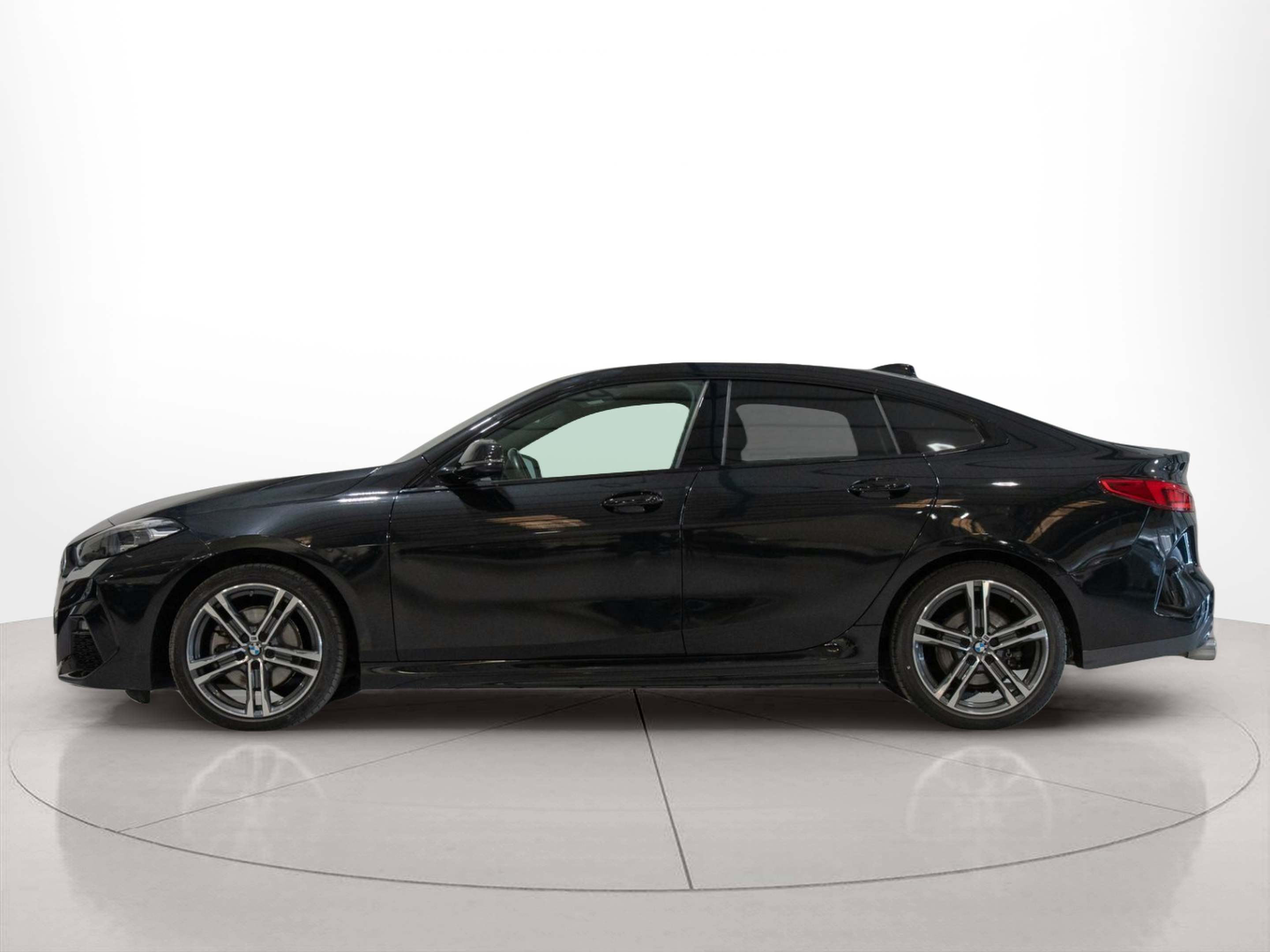 Fotos de BMW Série 2 216d Gran Coupe color Negro. Año 2021. 85KW(116CV). Diesel. En concesionario Aníbal Carvalho & Filhos, S.A. de Santarém