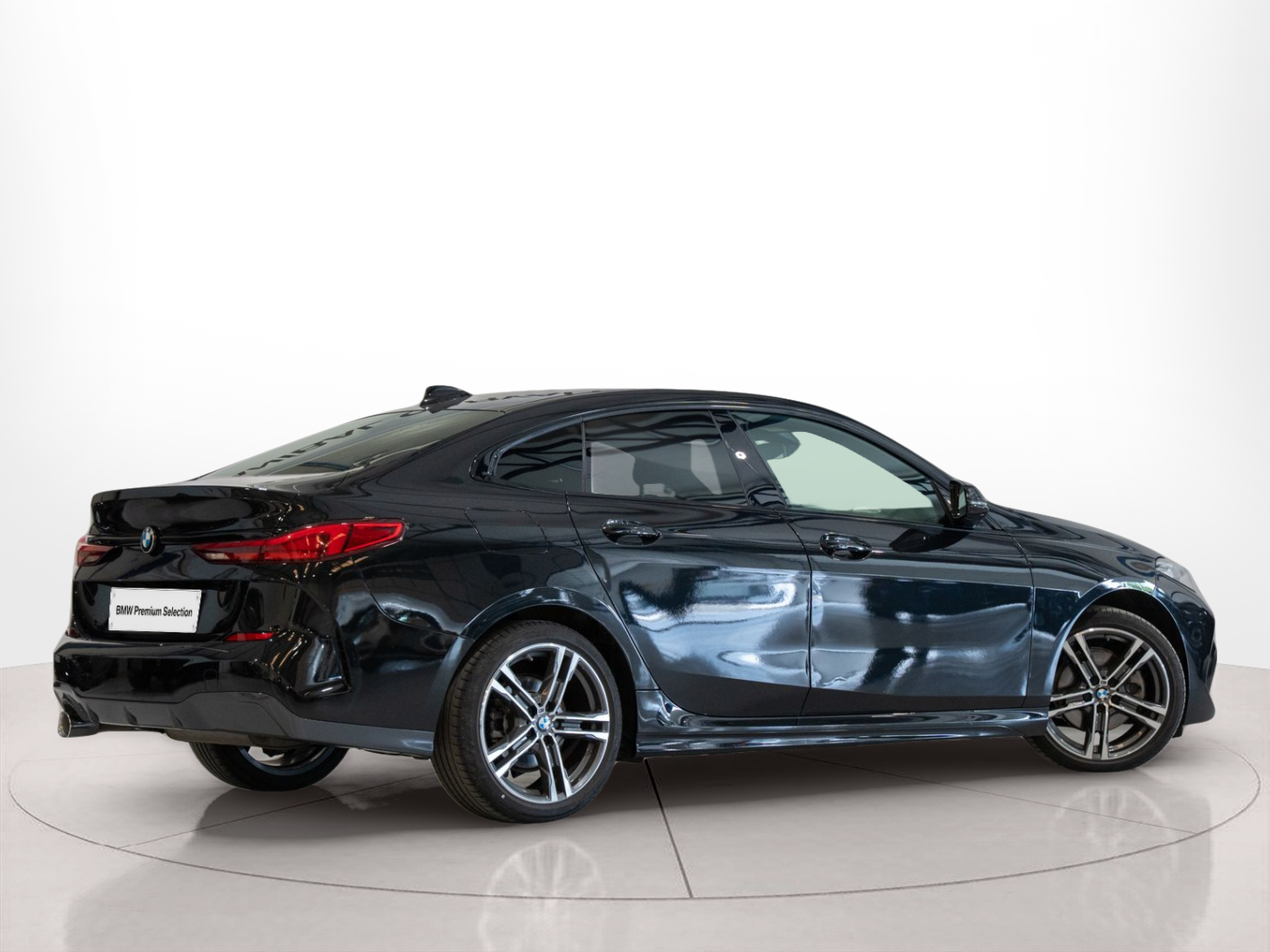 BMW Série 2 216d Gran Coupe color Negro. Año 2021. 85KW(116CV). Diesel. En concesionario Aníbal Carvalho & Filhos, S.A. de Santarém