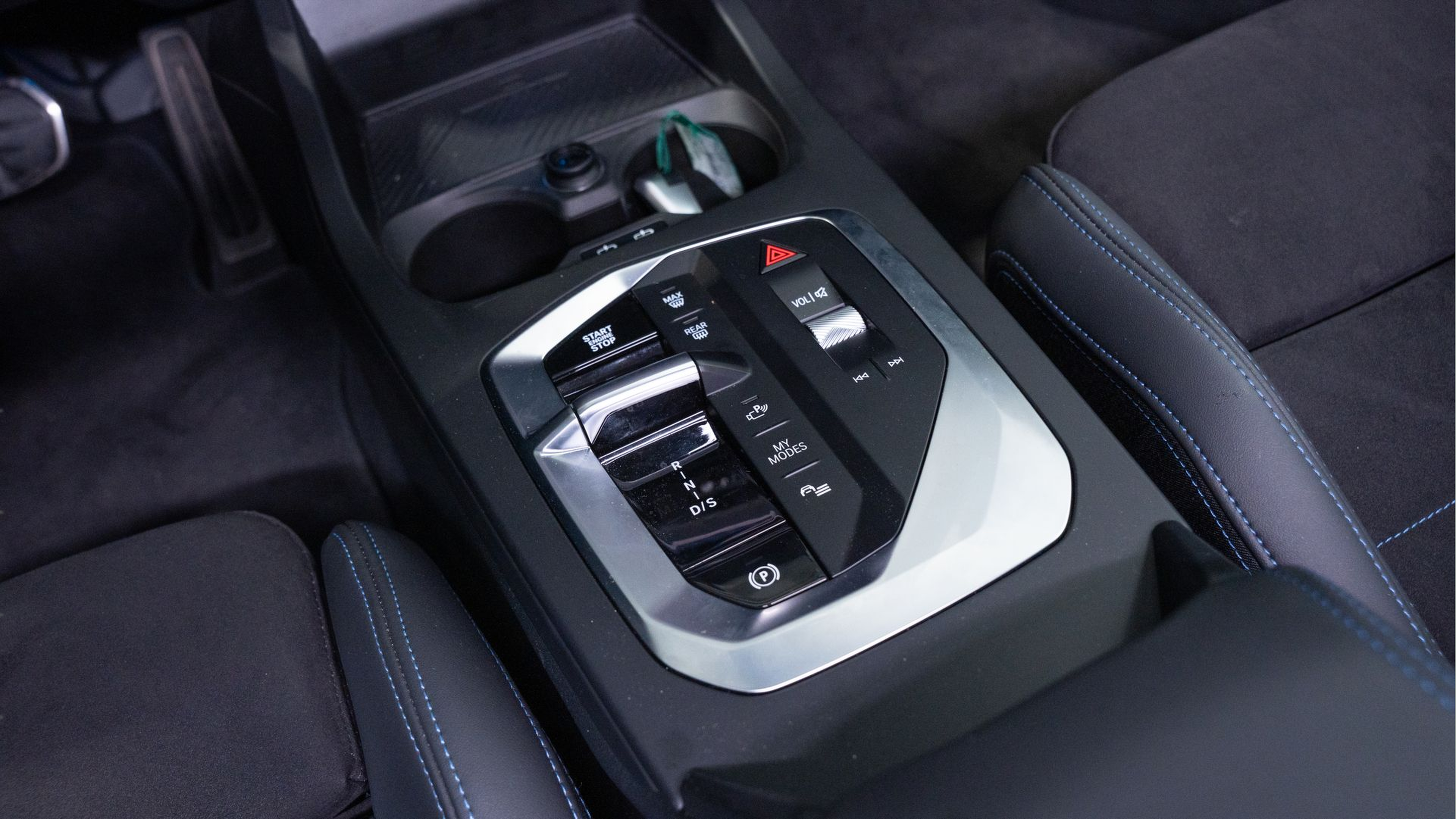 BMW Série 1 120 color Gris. Año 2024. 125KW(170CV). Gasolina. En concesionario Aníbal Carvalho & Filhos, S.A. de Santarém