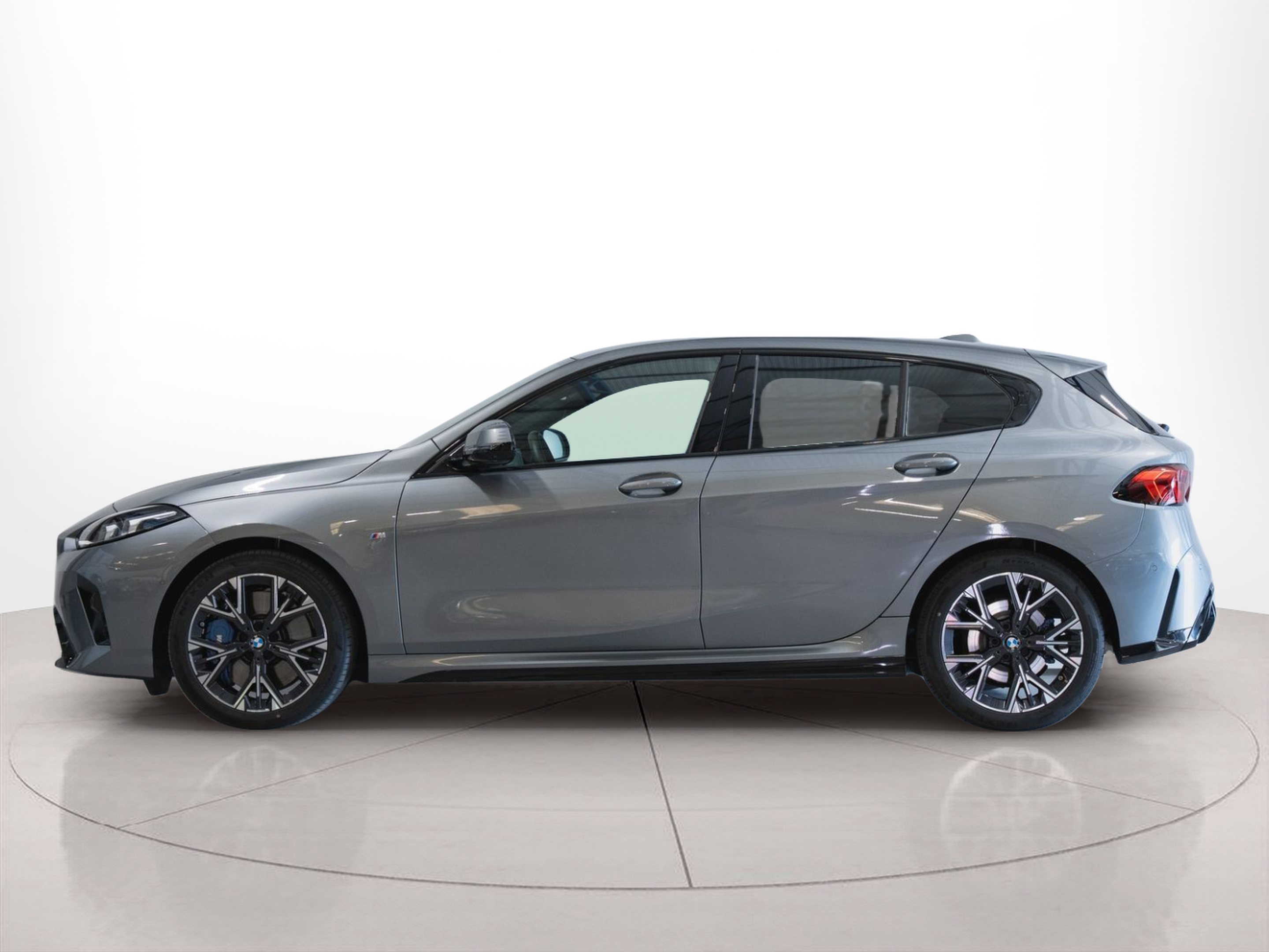 Fotos de BMW Série 1 120 color Gris. Año 2024. 125KW(170CV). Gasolina. En concesionario Aníbal Carvalho & Filhos, S.A. de Santarém