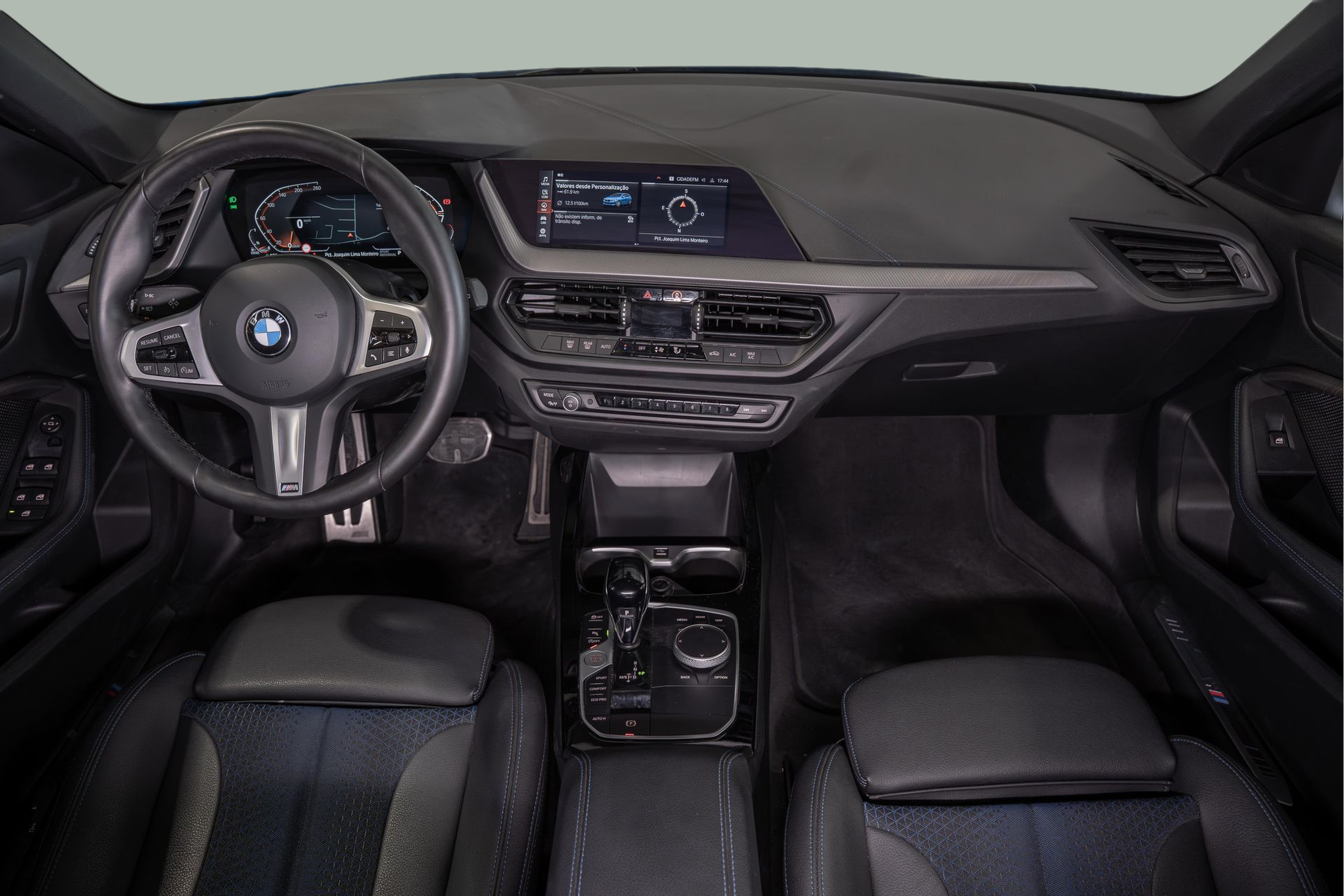 BMW Série 1 116d color Azul. Año 2024. 85KW(116CV). Diesel. En concesionario Aníbal Carvalho & Filhos, S.A. de Santarém
