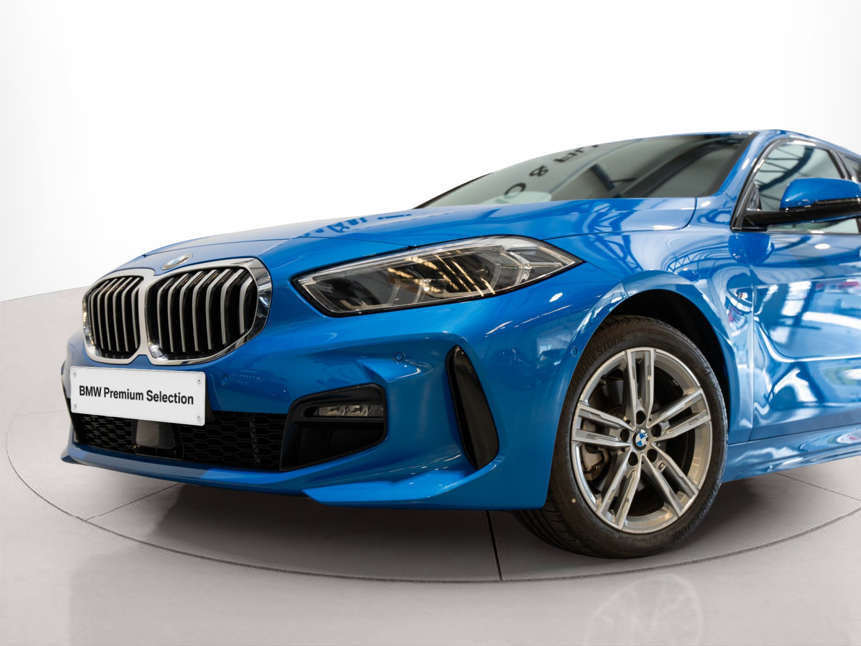 BMW Série 1 116d color Azul. Año 2024. 85KW(116CV). Diesel. En concesionario Aníbal Carvalho & Filhos, S.A. de Santarém