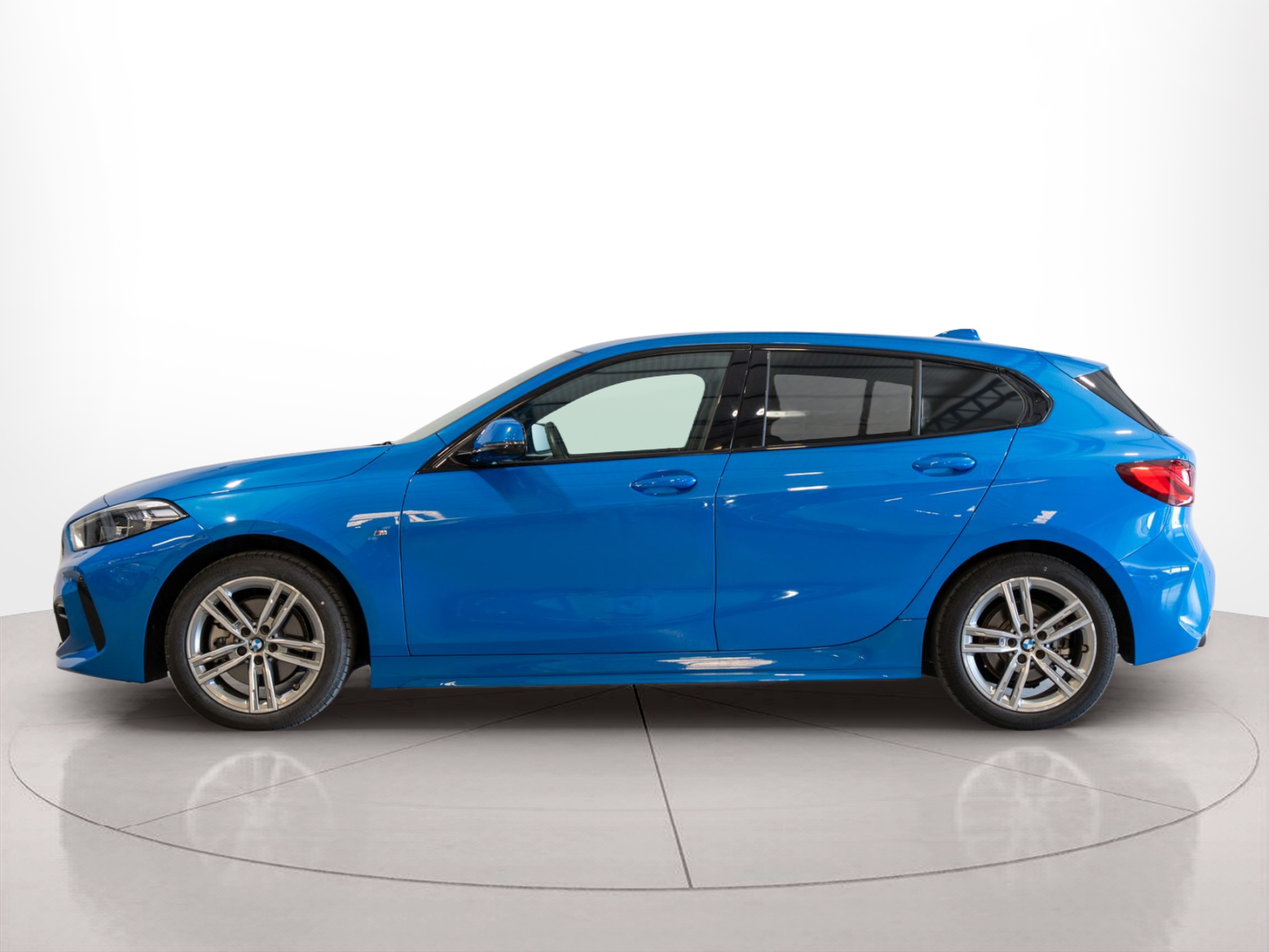 Fotos de BMW Série 1 116d color Azul. Año 2024. 85KW(116CV). Diesel. En concesionario Aníbal Carvalho & Filhos, S.A. de Santarém