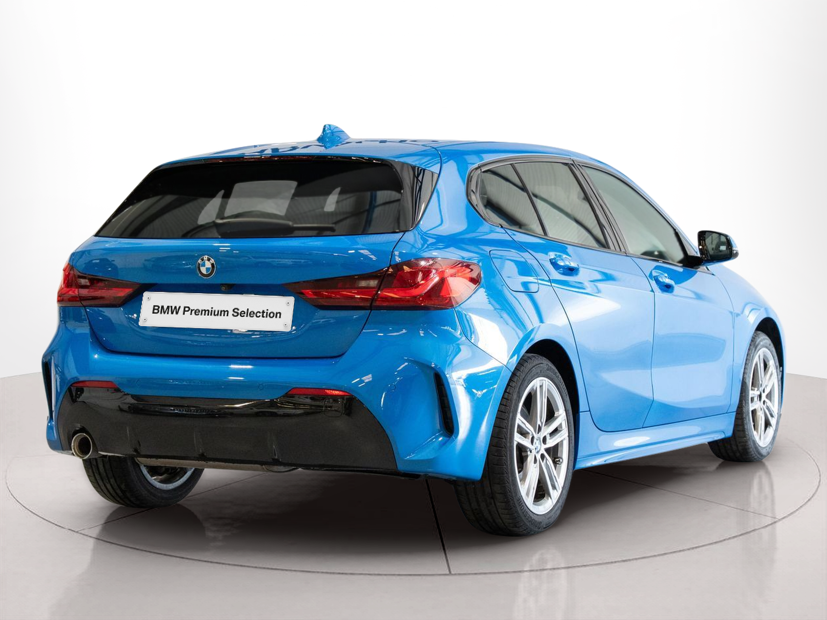 BMW Série 1 116d color Azul. Año 2024. 85KW(116CV). Diesel. En concesionario Aníbal Carvalho & Filhos, S.A. de Santarém