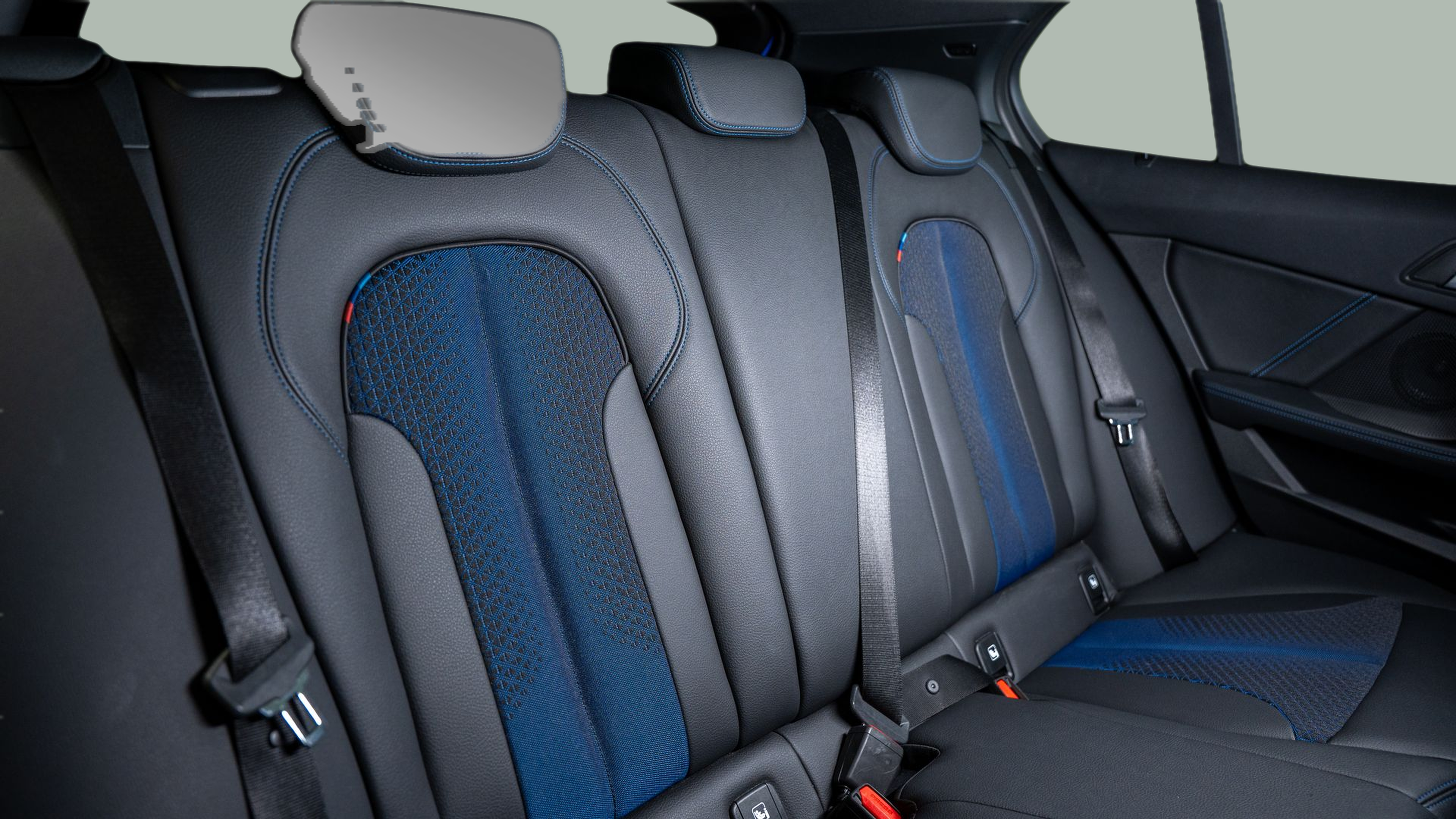 BMW Série 1 116d color Azul. Año 2024. 85KW(116CV). Diesel. En concesionario Aníbal Carvalho & Filhos, S.A. de Santarém