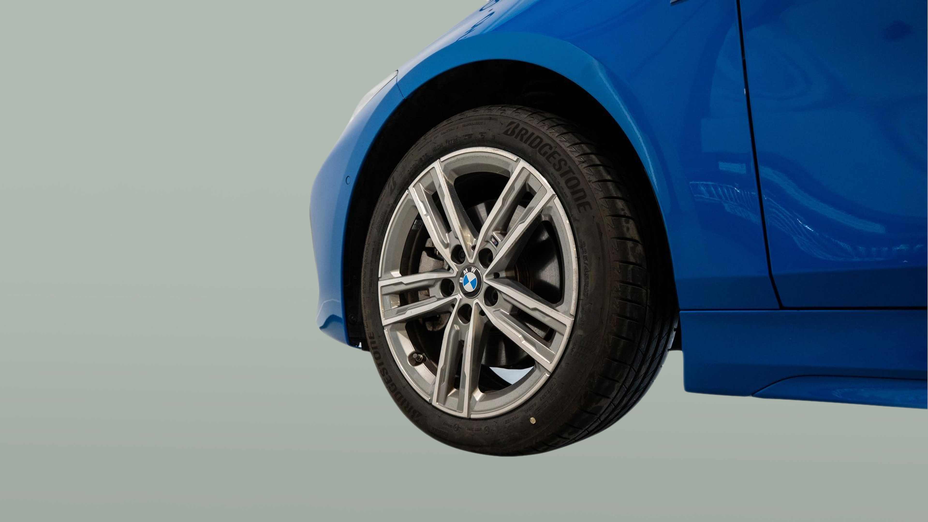 BMW Série 1 116d color Azul. Año 2024. 85KW(116CV). Diesel. En concesionario Aníbal Carvalho & Filhos, S.A. de Santarém