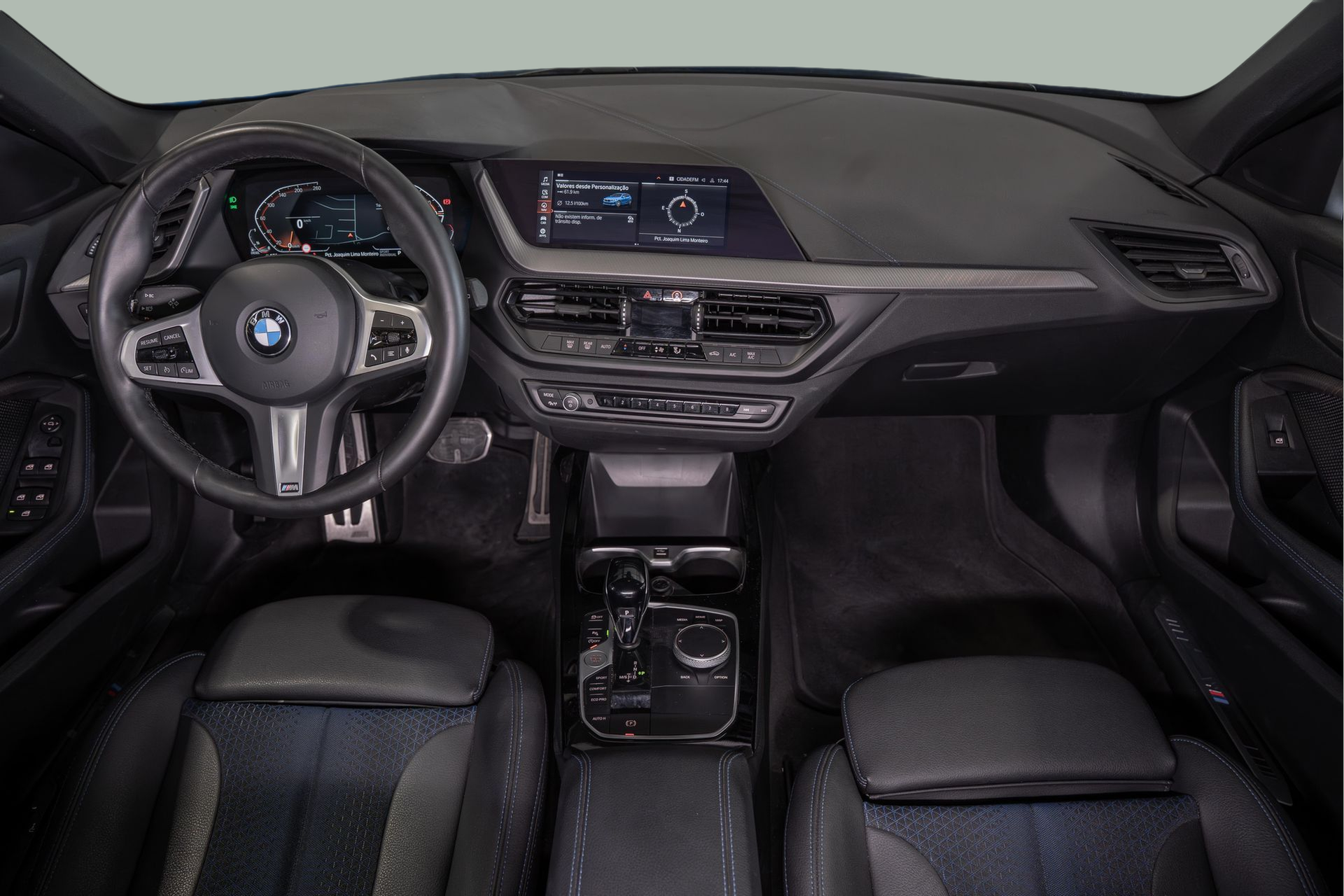 BMW Série 1 116d color Azul. Año 2024. 85KW(116CV). Diesel. En concesionario Aníbal Carvalho & Filhos, S.A. de Santarém