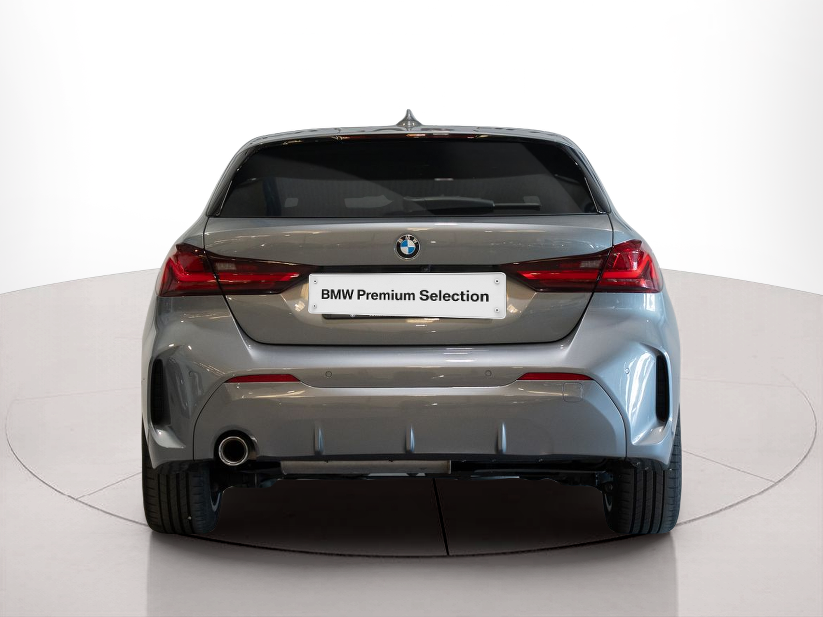 BMW Série 1 116d color Gris. Año 2024. 85KW(116CV). Diesel. En concesionario Aníbal Carvalho & Filhos, S.A. de Santarém