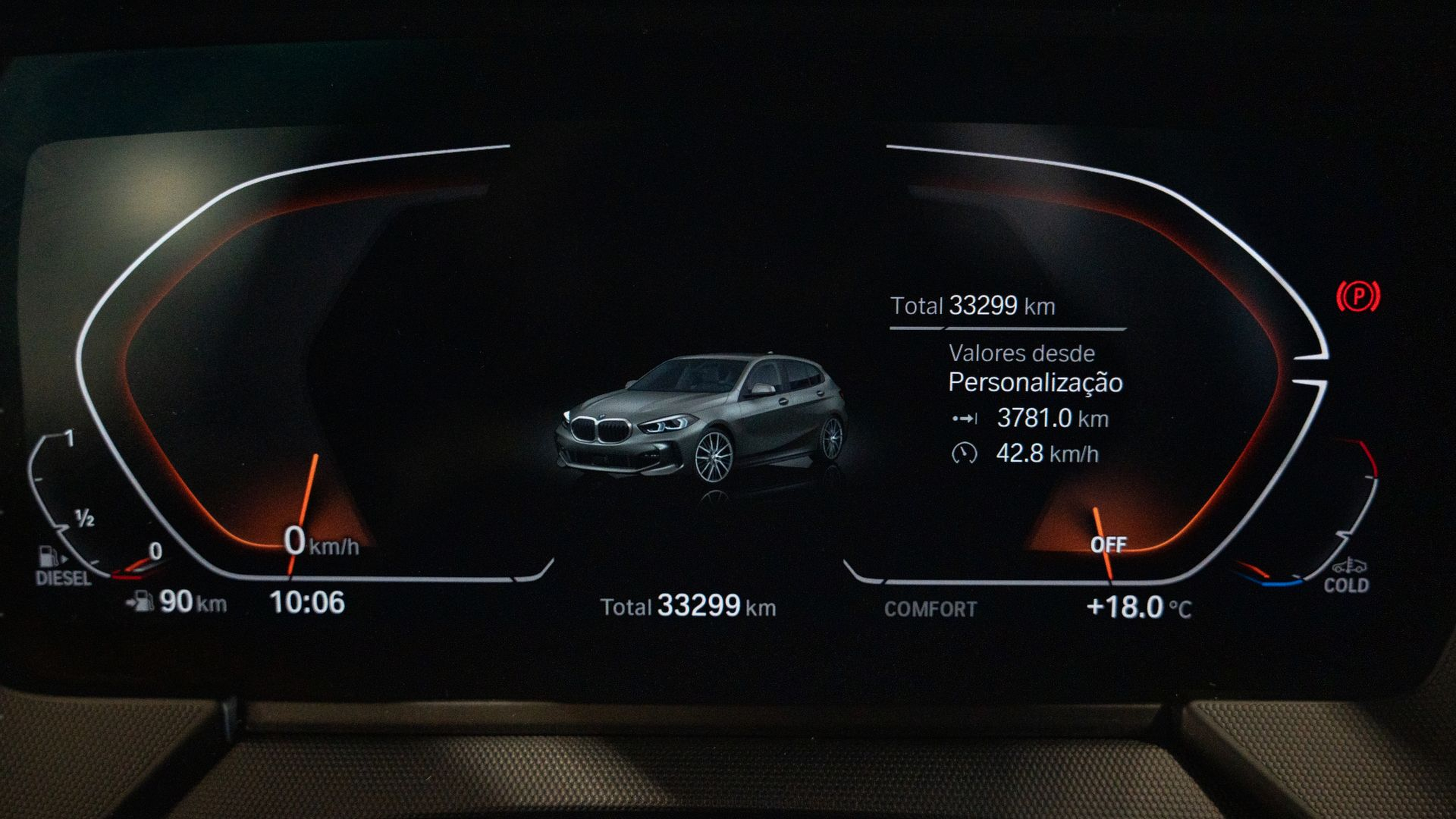 BMW Série 1 116d color Gris. Año 2024. 85KW(116CV). Diesel. En concesionario Aníbal Carvalho & Filhos, S.A. de Santarém