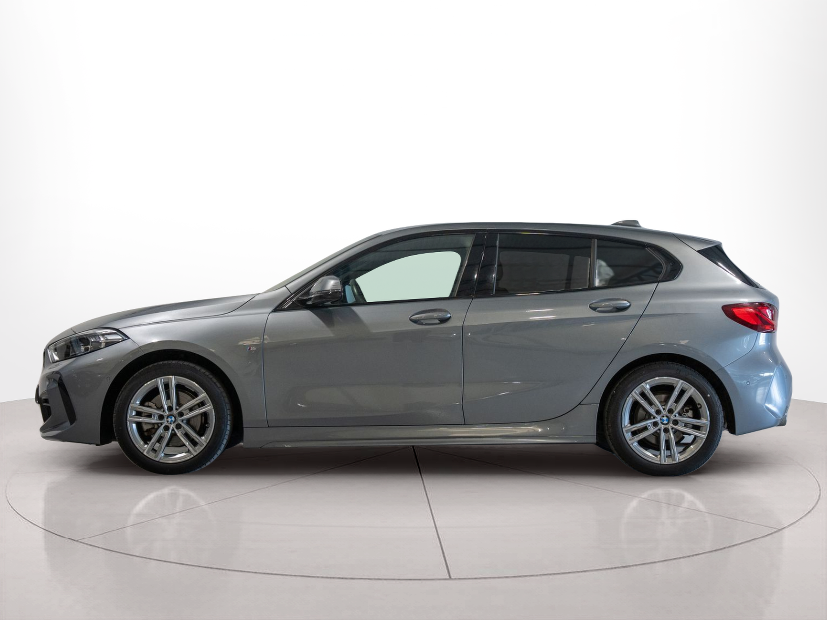 Fotos de BMW Série 1 116d color Gris. Año 2024. 85KW(116CV). Diesel. En concesionario Aníbal Carvalho & Filhos, S.A. de Santarém