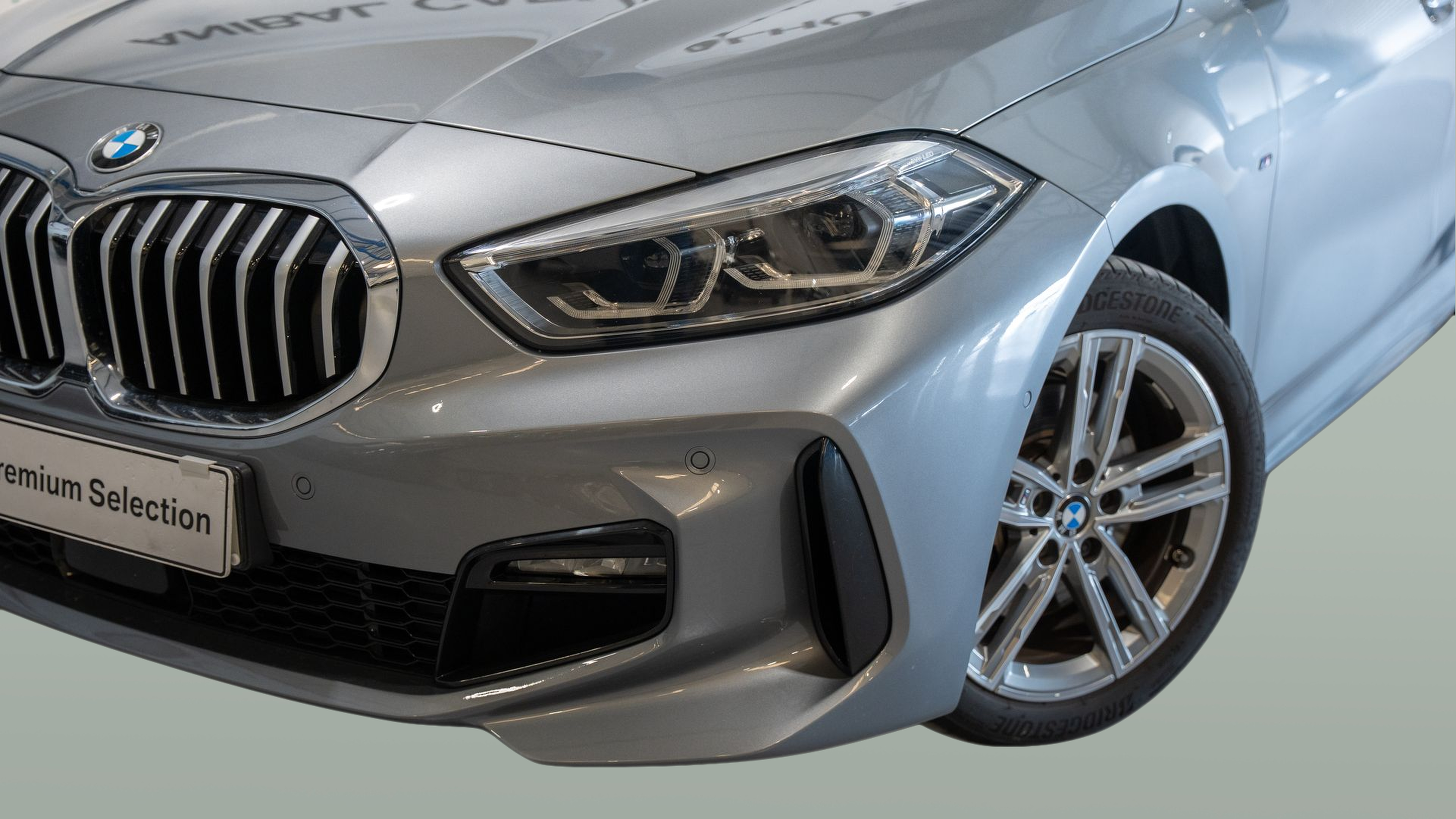 BMW Série 1 116d color Gris. Año 2024. 85KW(116CV). Diesel. En concesionario Aníbal Carvalho & Filhos, S.A. de Santarém