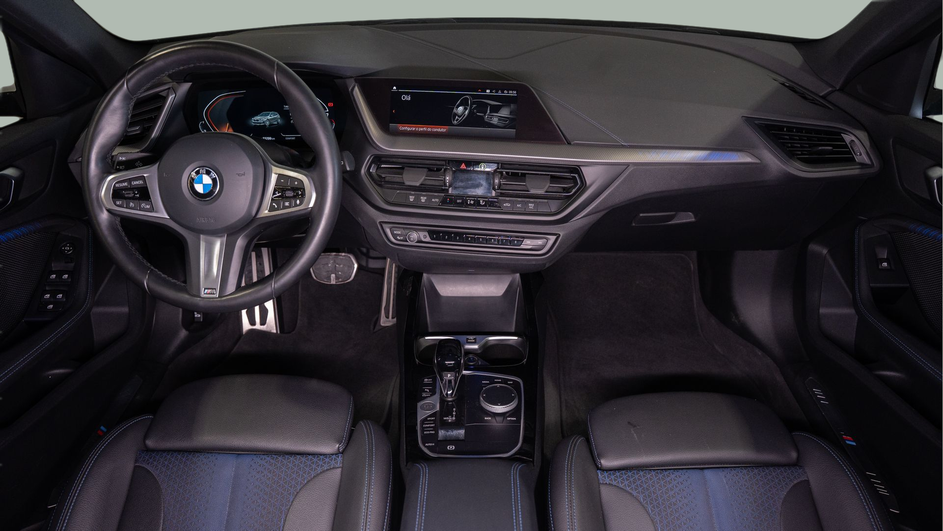 BMW Série 1 116d color Gris. Año 2024. 85KW(116CV). Diesel. En concesionario Aníbal Carvalho & Filhos, S.A. de Santarém