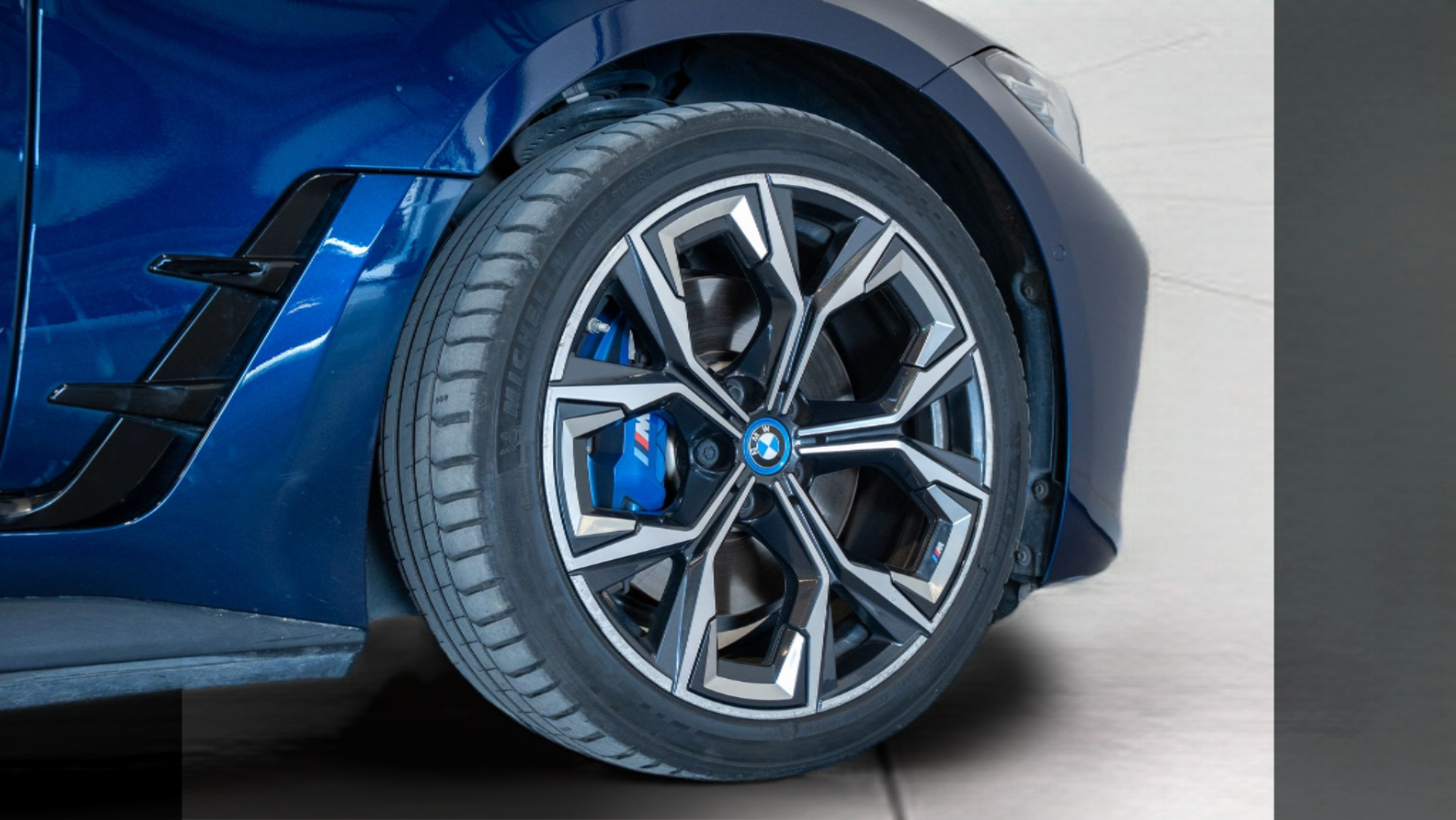 BMW i4 i4 M50 color Azul. Año 2022. 400KW(544CV). Elétrico. En concesionario Aníbal Carvalho & Filhos, S.A. de Santarém