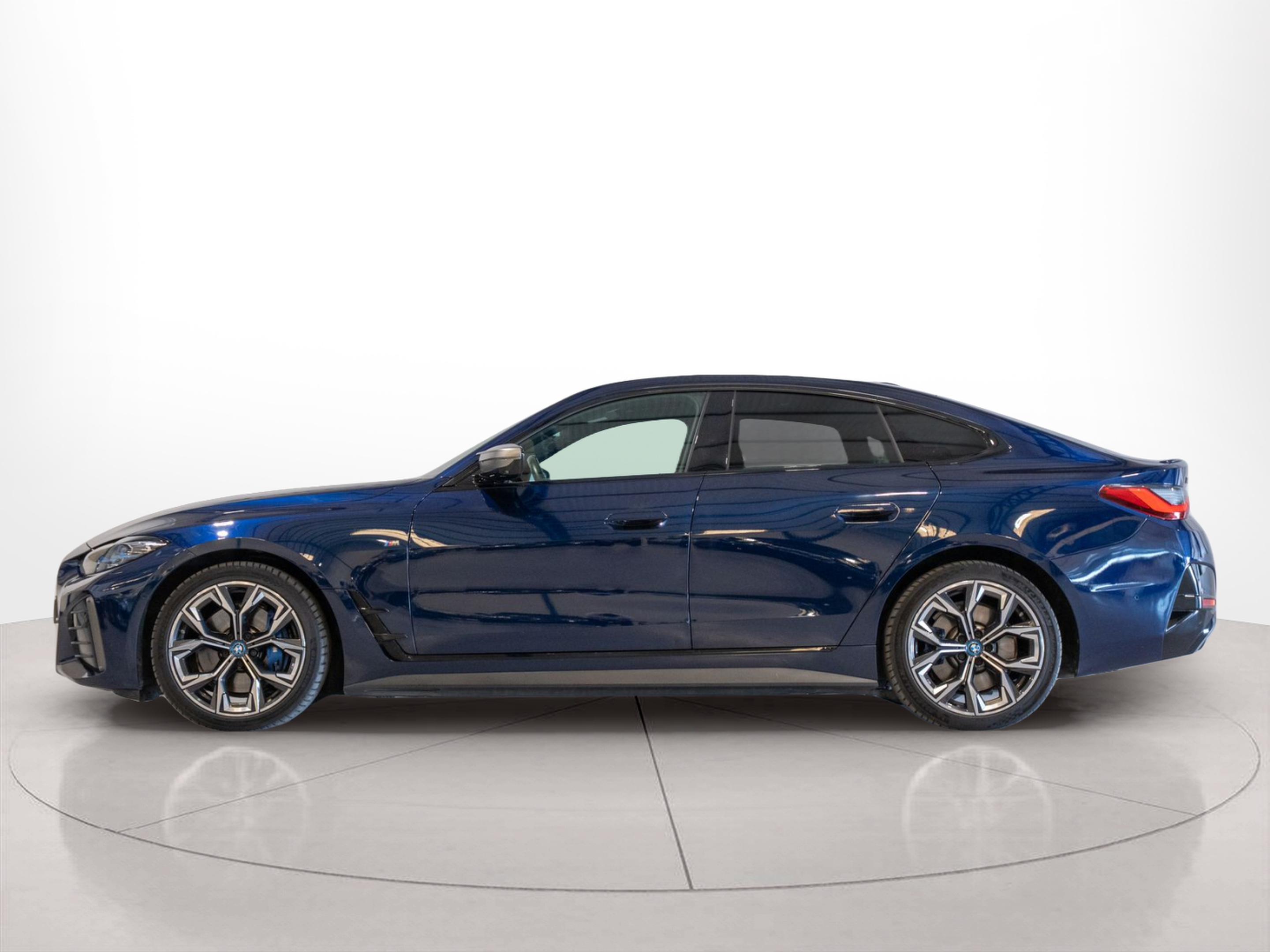Fotos de BMW i4 i4 M50 color Azul. Año 2022. 400KW(544CV). Elétrico. En concesionario Aníbal Carvalho & Filhos, S.A. de Santarém