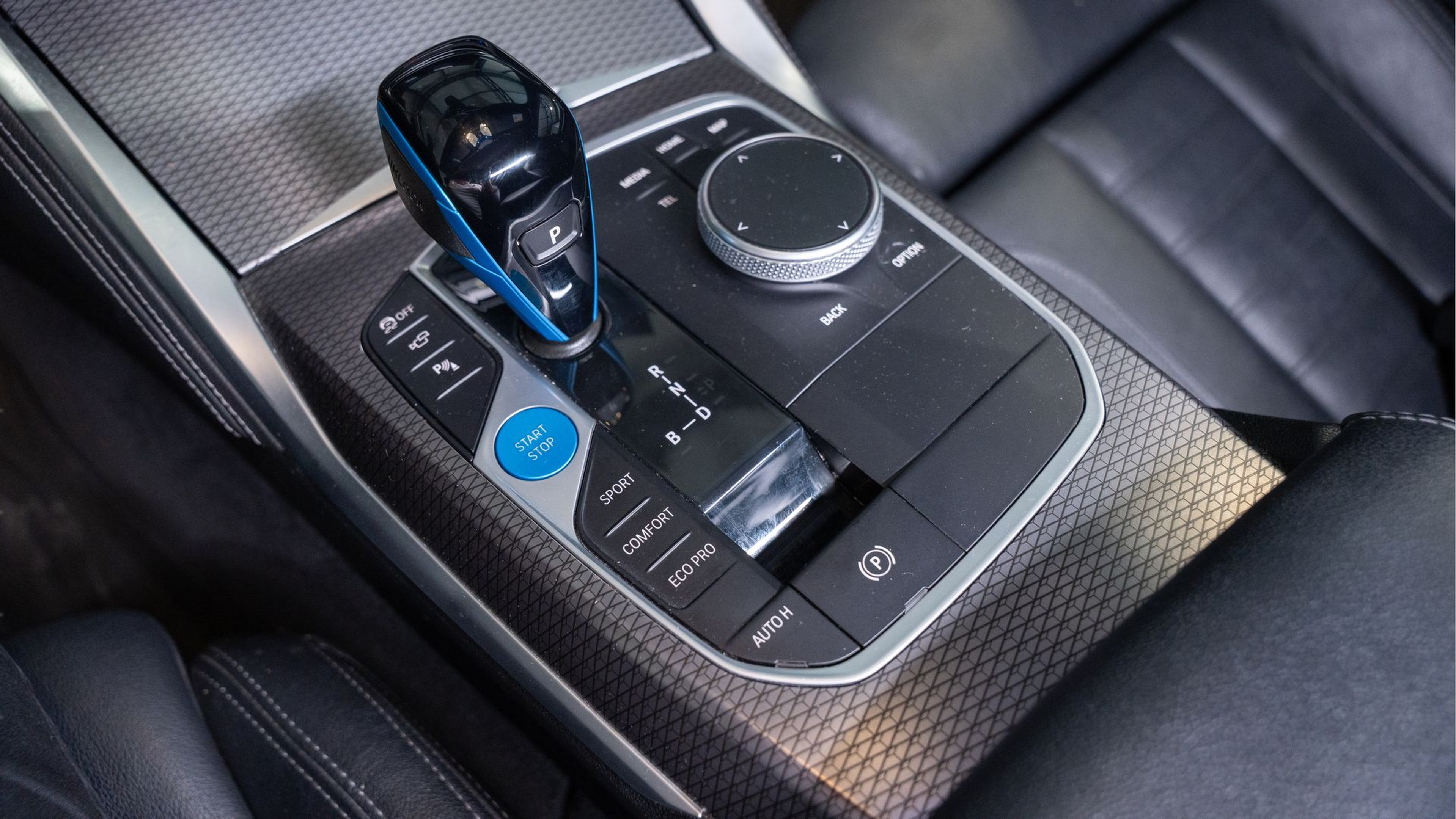 BMW i4 i4 M50 color Azul. Año 2022. 400KW(544CV). Elétrico. En concesionario Aníbal Carvalho & Filhos, S.A. de Santarém