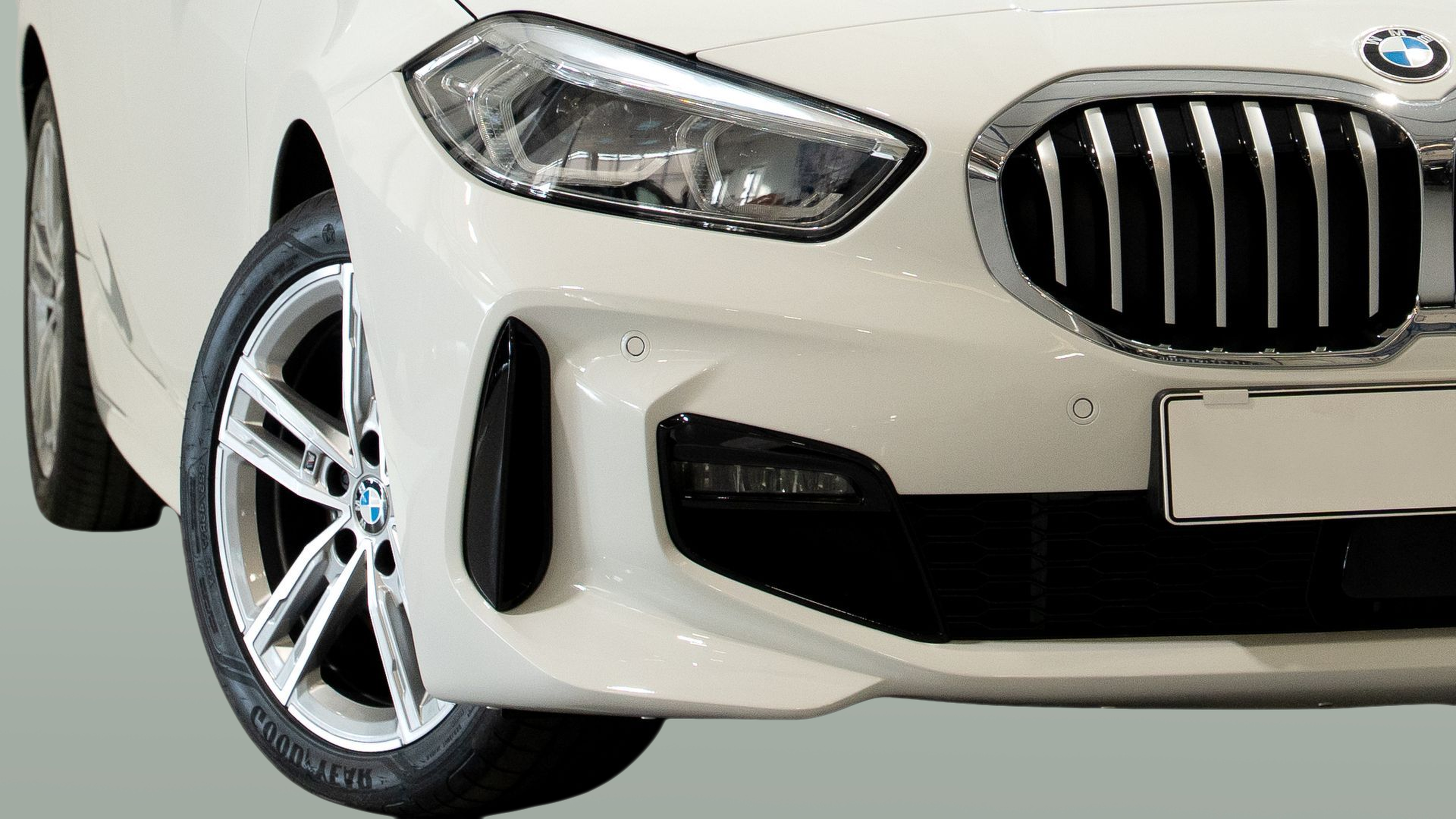 BMW Série 1 116d color Blanco. Año 2023. 85KW(116CV). Diesel. En concesionario Aníbal Carvalho & Filhos, S.A. de Santarém