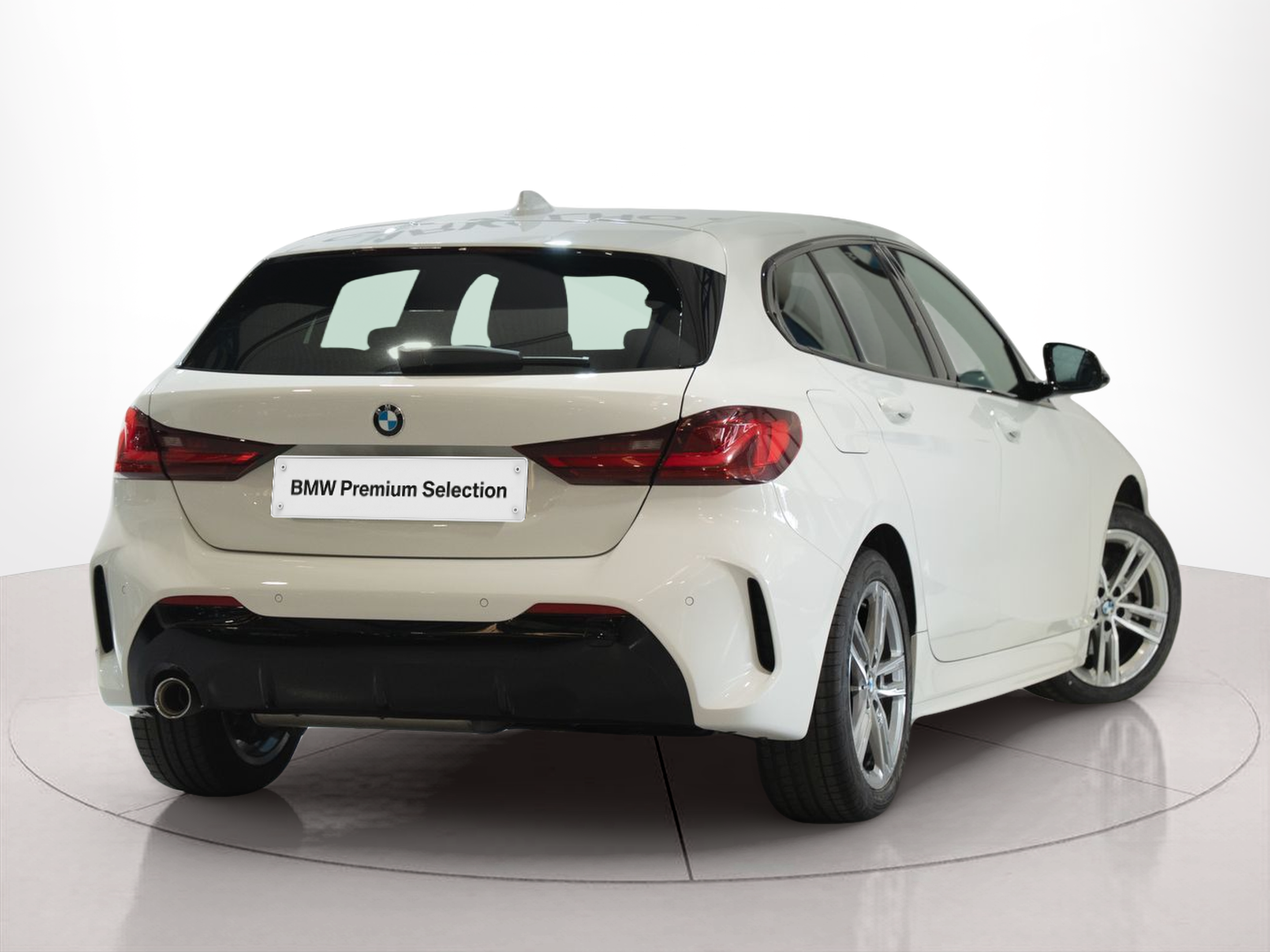 BMW Série 1 116d color Blanco. Año 2023. 85KW(116CV). Diesel. En concesionario Aníbal Carvalho & Filhos, S.A. de Santarém